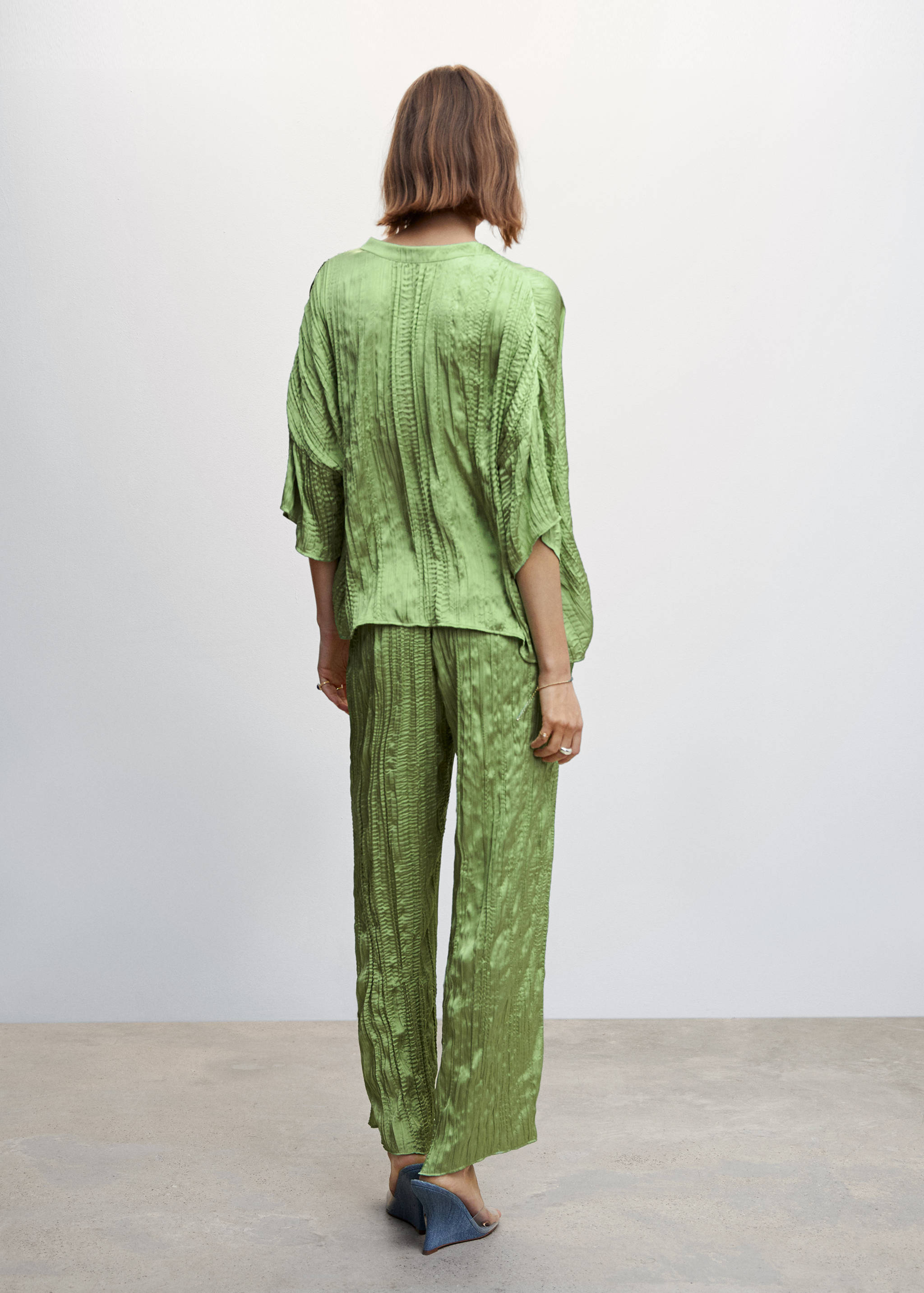 Satinierte Hose mit Plissée-Details - Rückseite des Artikels