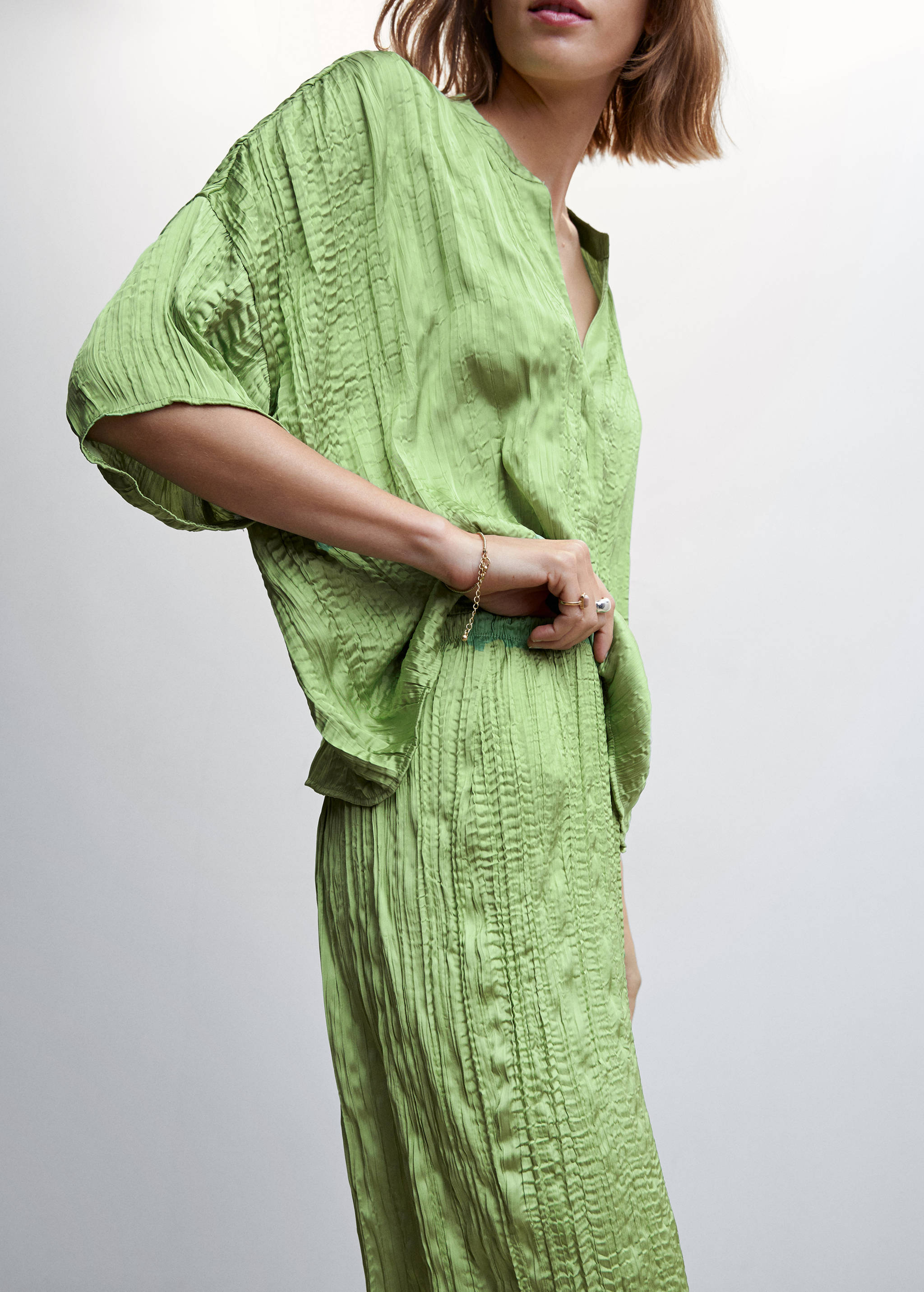 Satinierte Hose mit Plissée-Details - Detail des Artikels 6