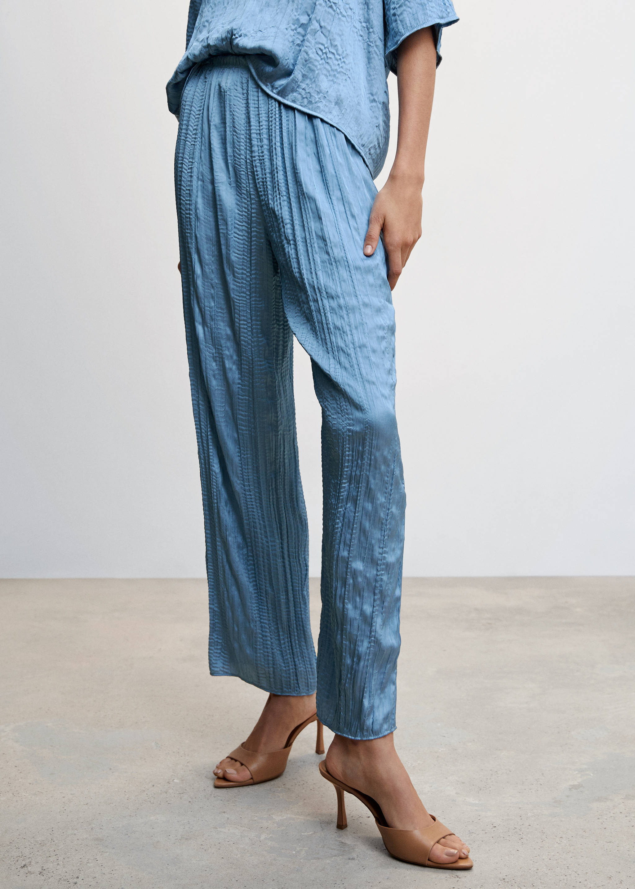 Satinierte Hose mit Plissée-Details - Mittlere Ansicht