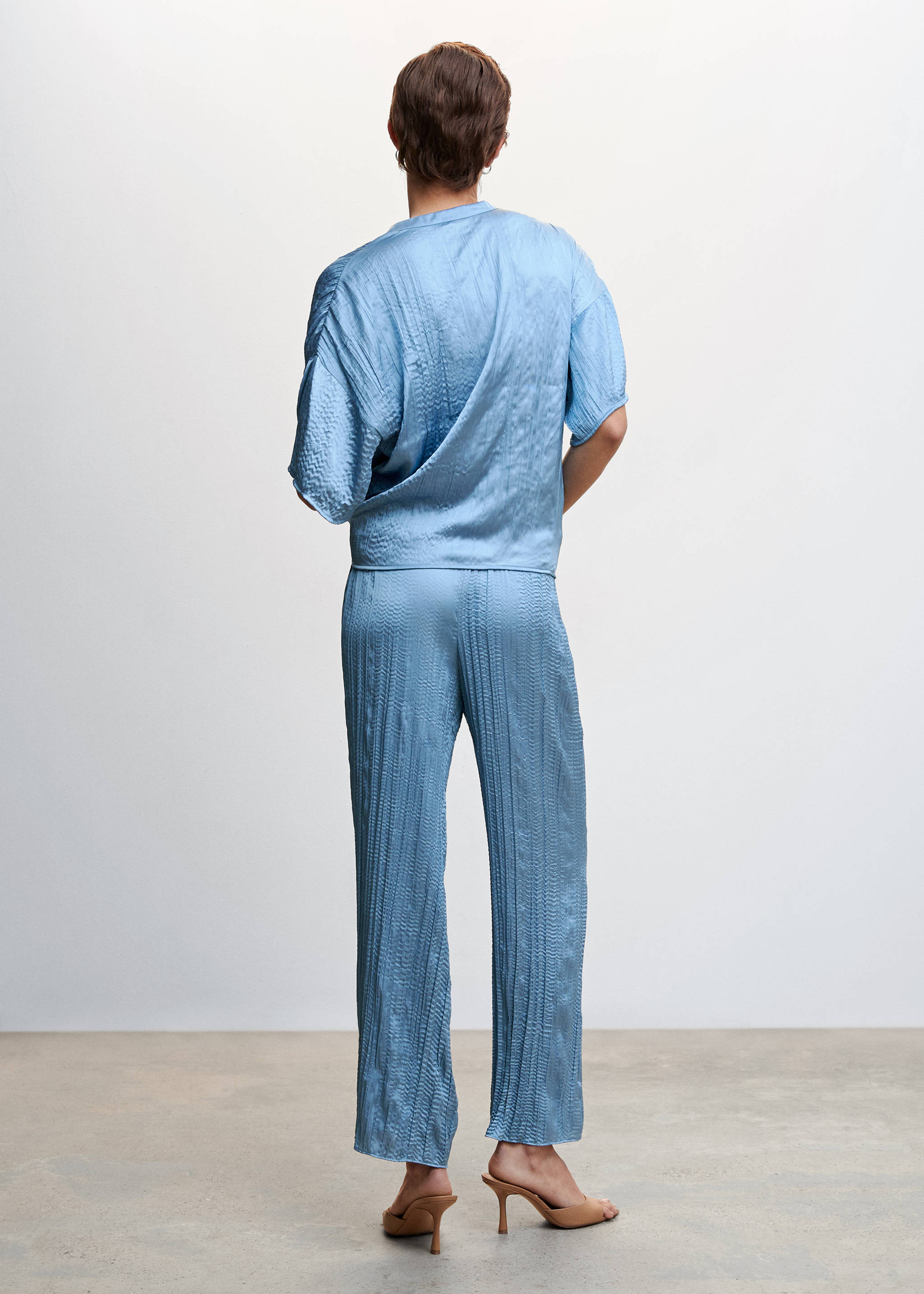 Satinierte Hose mit Plissée-Details - Rückseite des Artikels