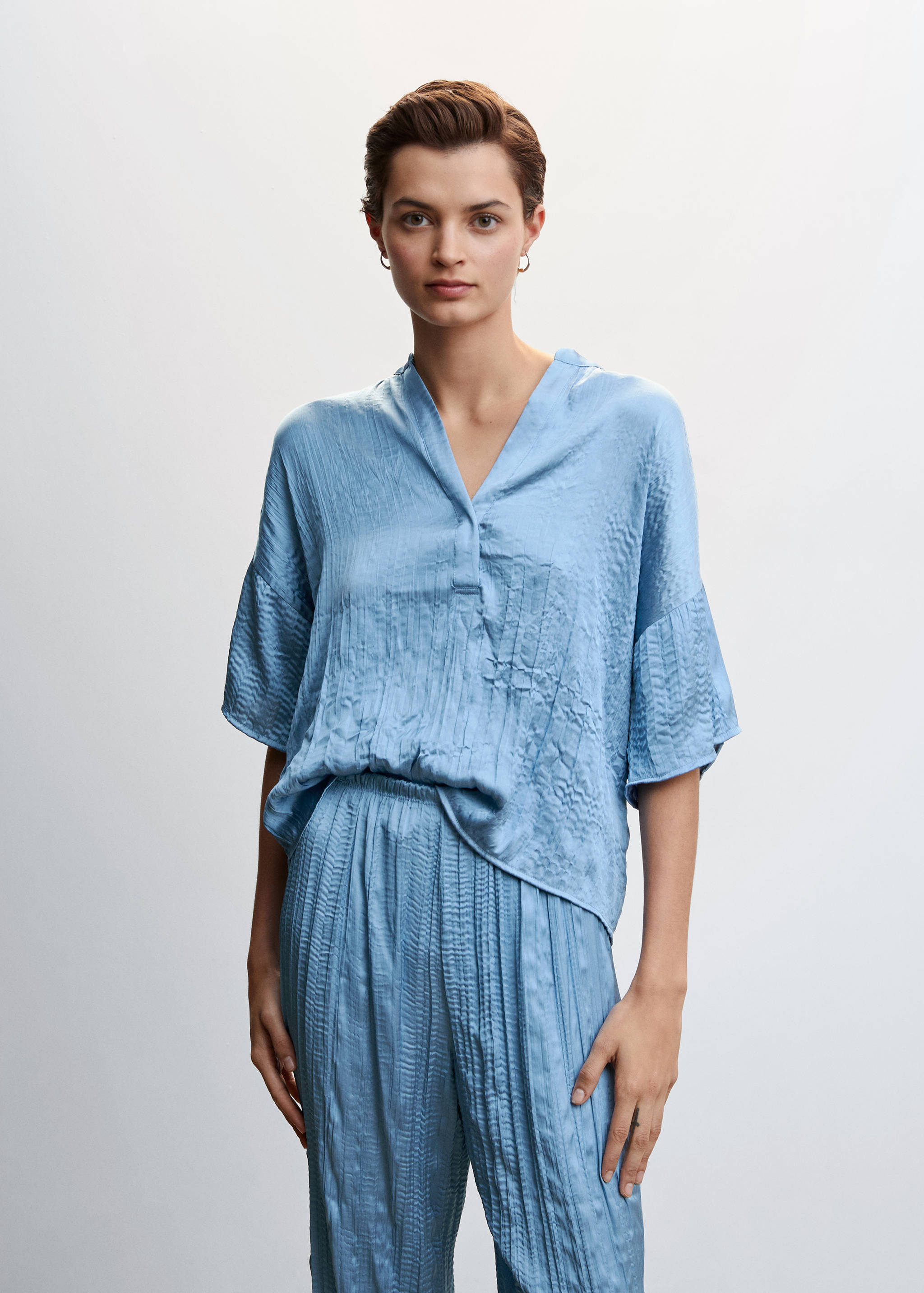 Satinierte Hose mit Plissée-Details - Detail des Artikels 1