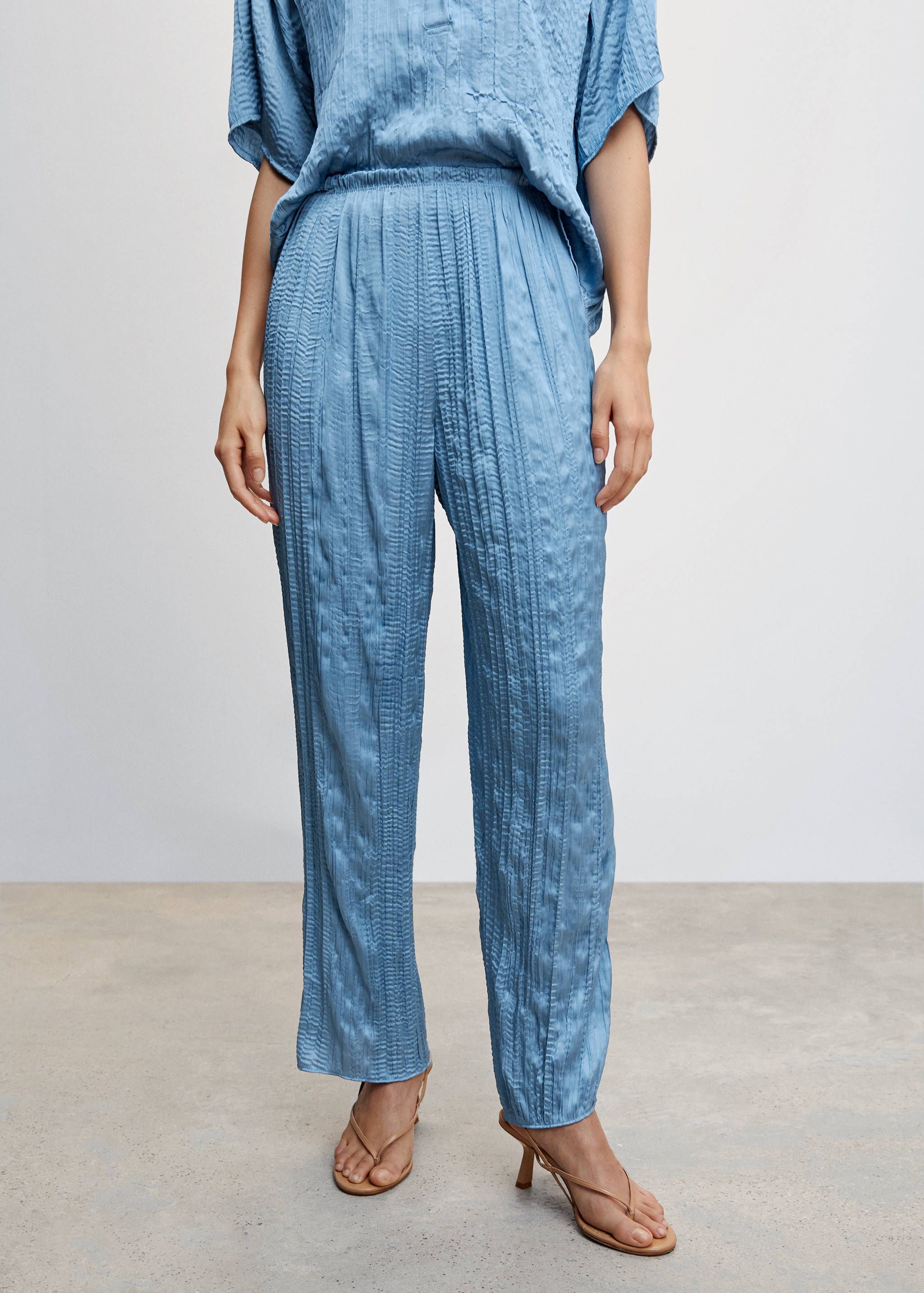 Satinierte Hose mit Plissée-Details - Detail des Artikels 6