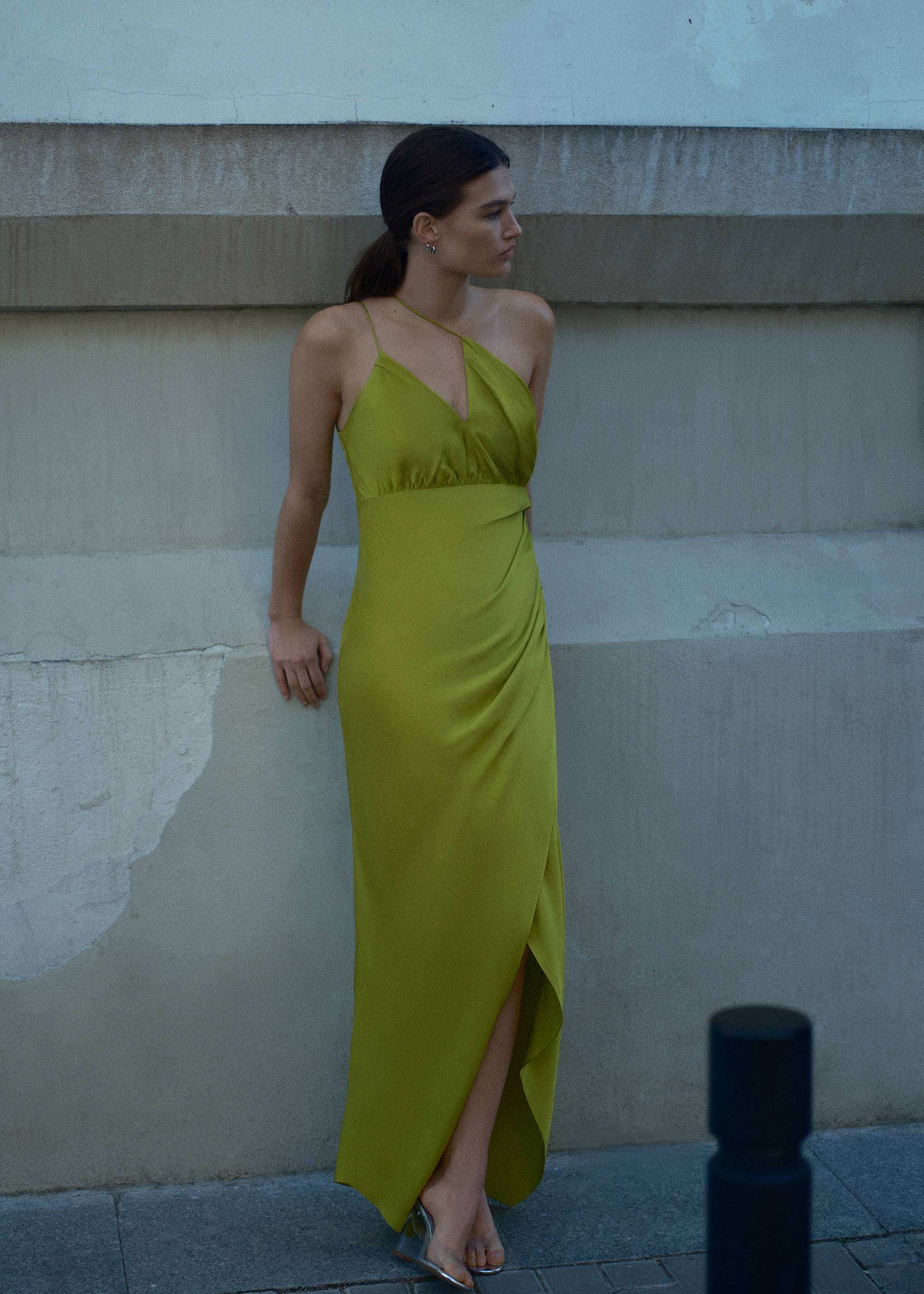 Asymmetrisches Satinkleid - Detail des Artikels 7