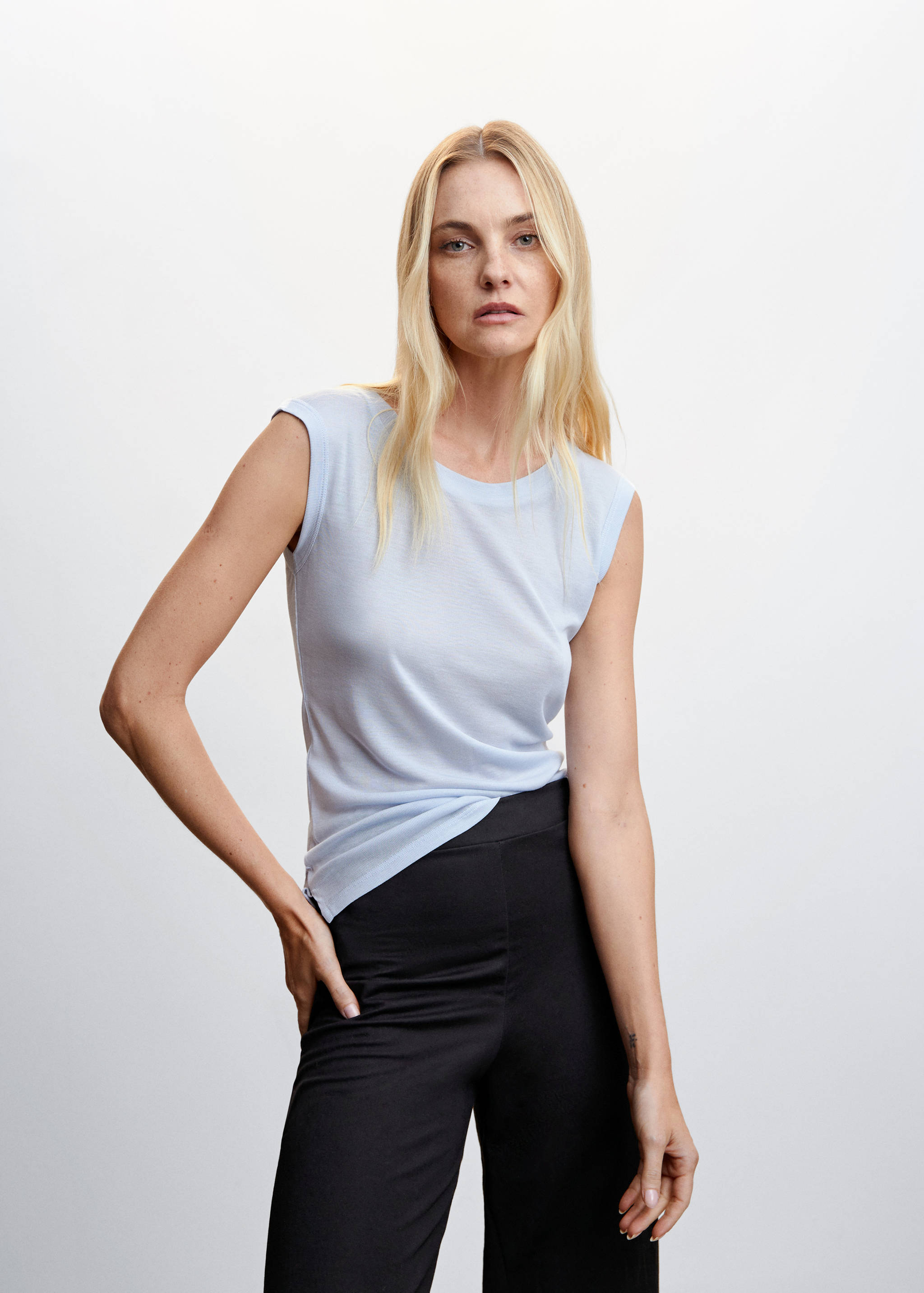 Straight trousers with openings - Details of the article 1