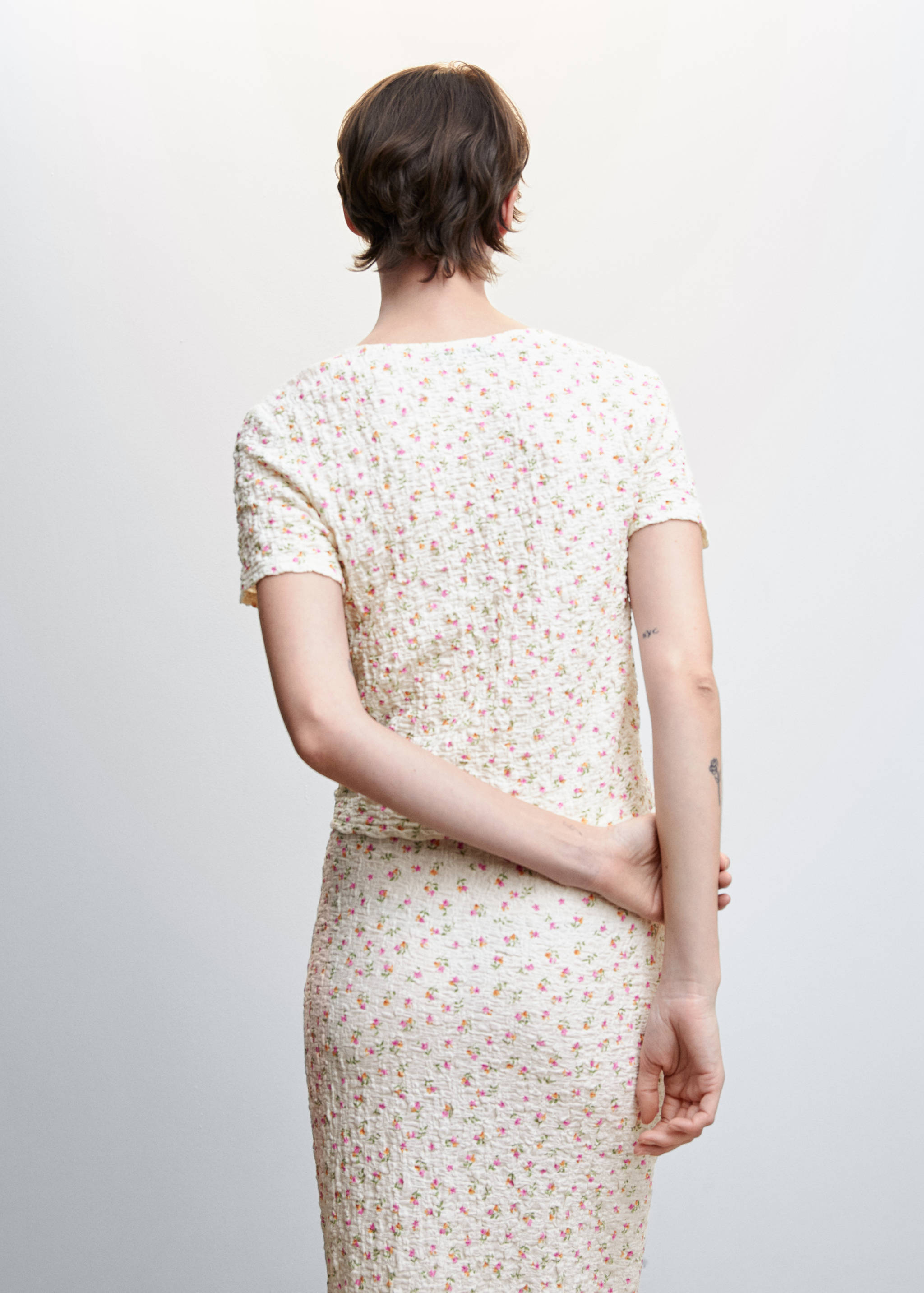 Buttoned texture T-shirt - Reverse of the article