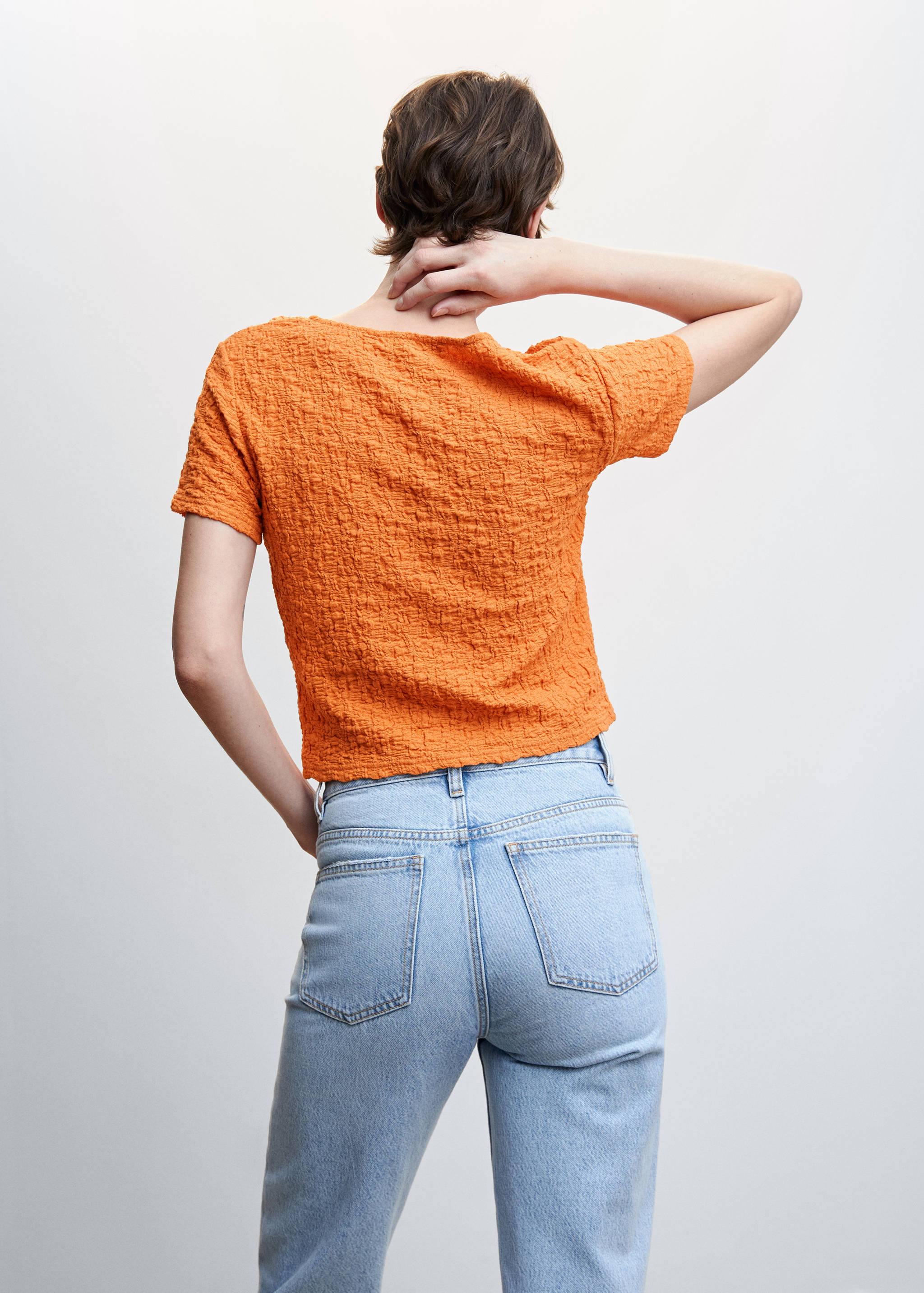 Buttoned texture T-shirt - Reverse of the article