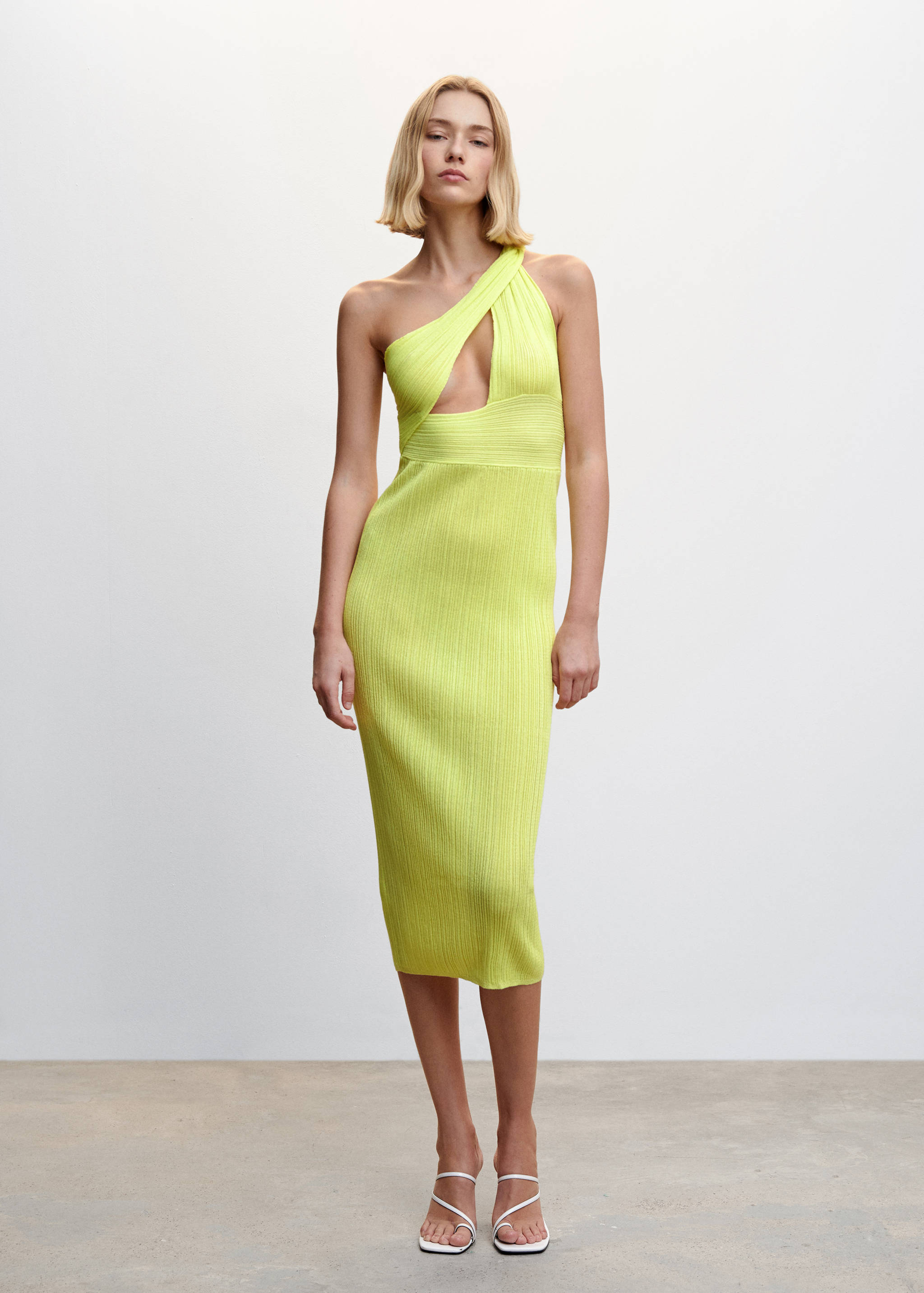Asymmetrical dress with slit - General plane