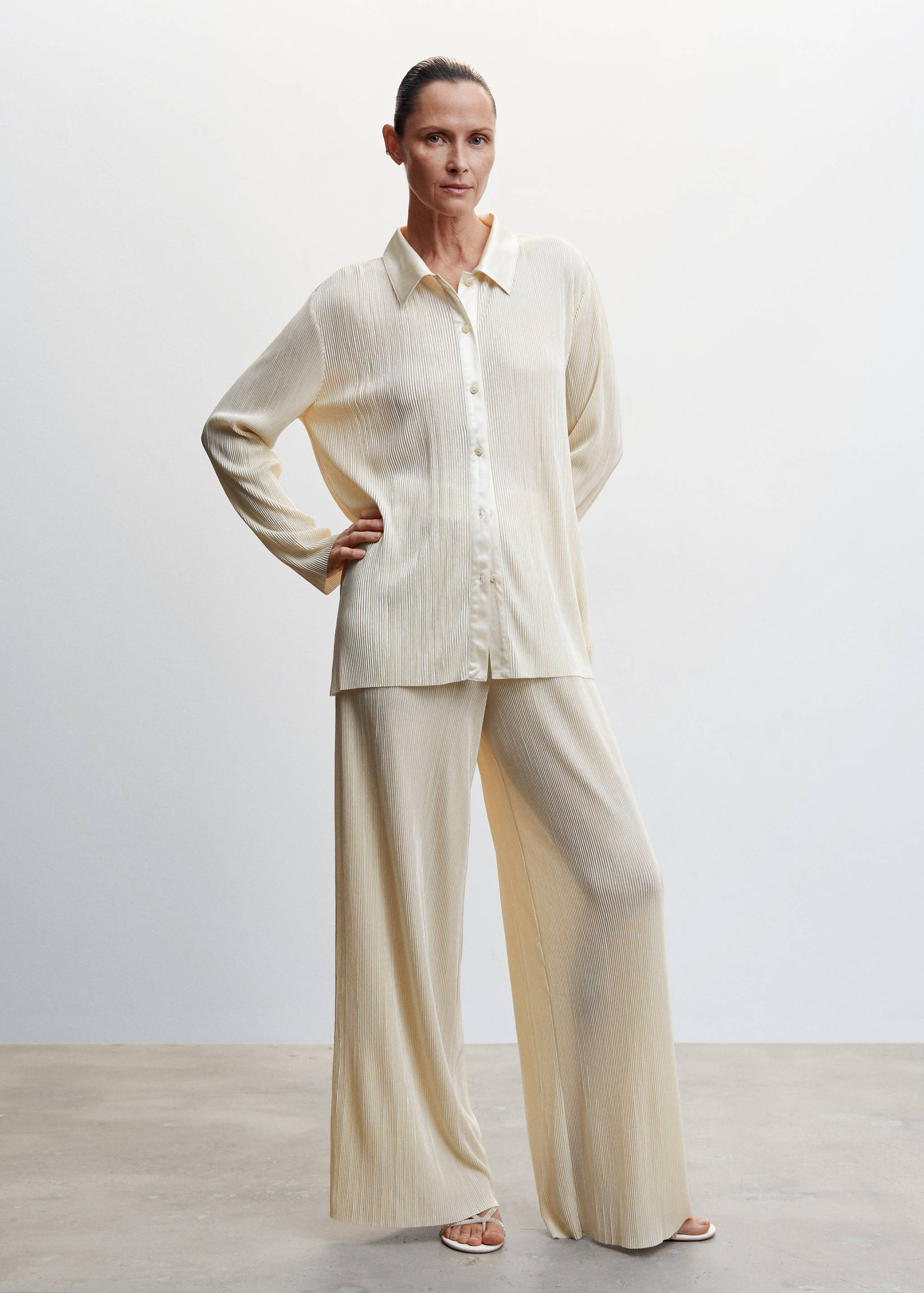 Camisa plisada - Plano general