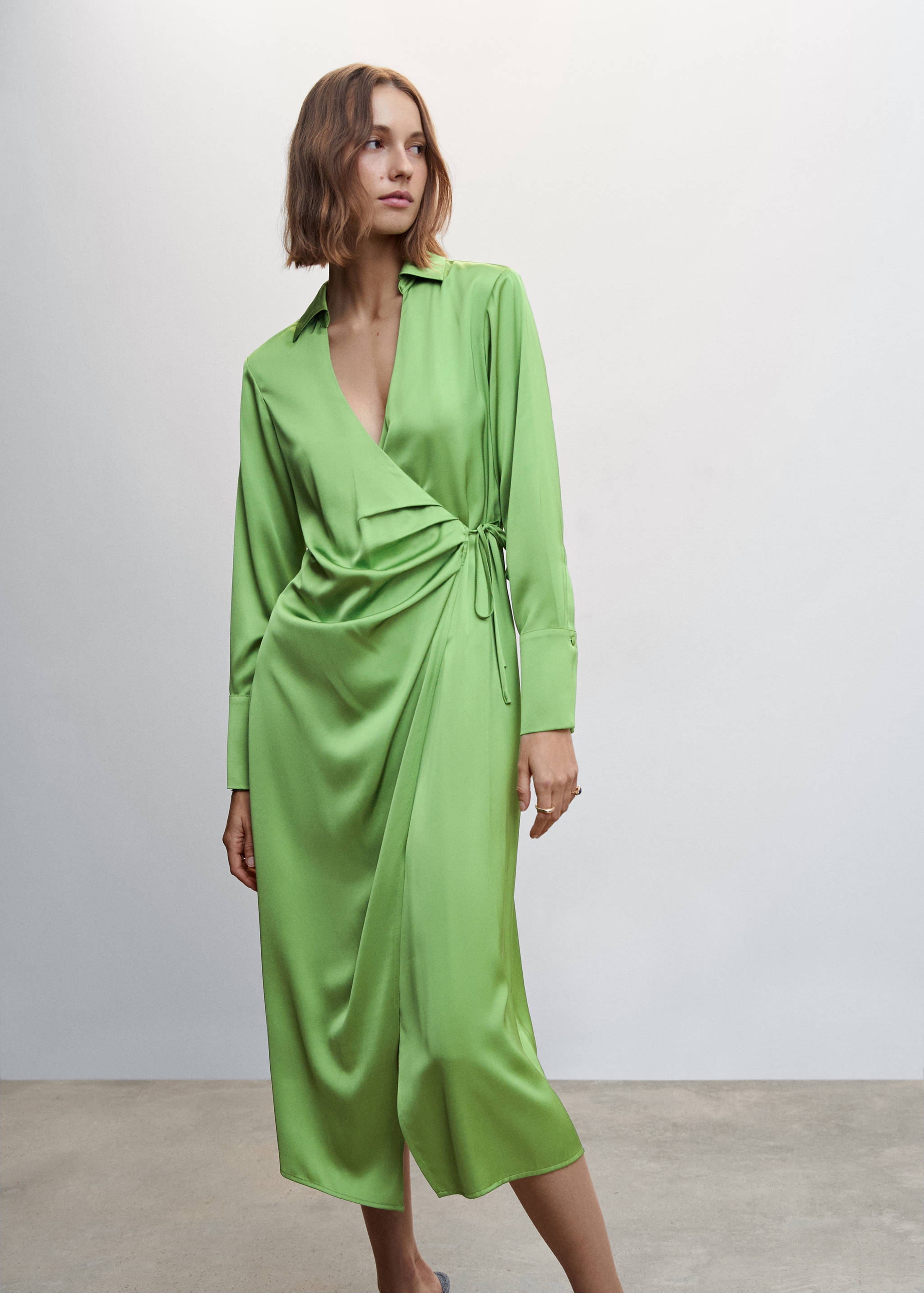 Drapiertes Kleid in Satin-Optik - Mittlere Ansicht