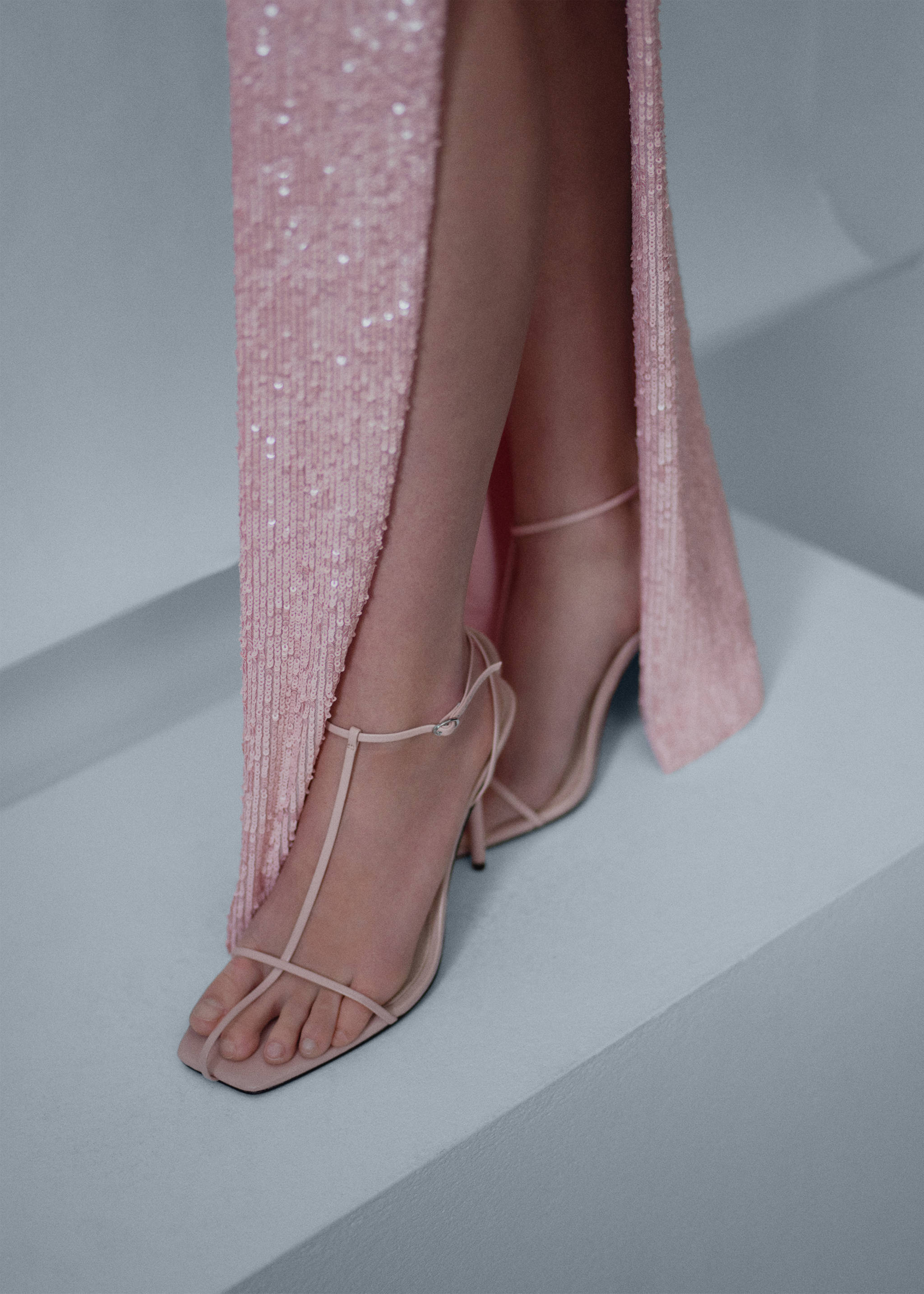 Heeled leather sandals with straps - General plane