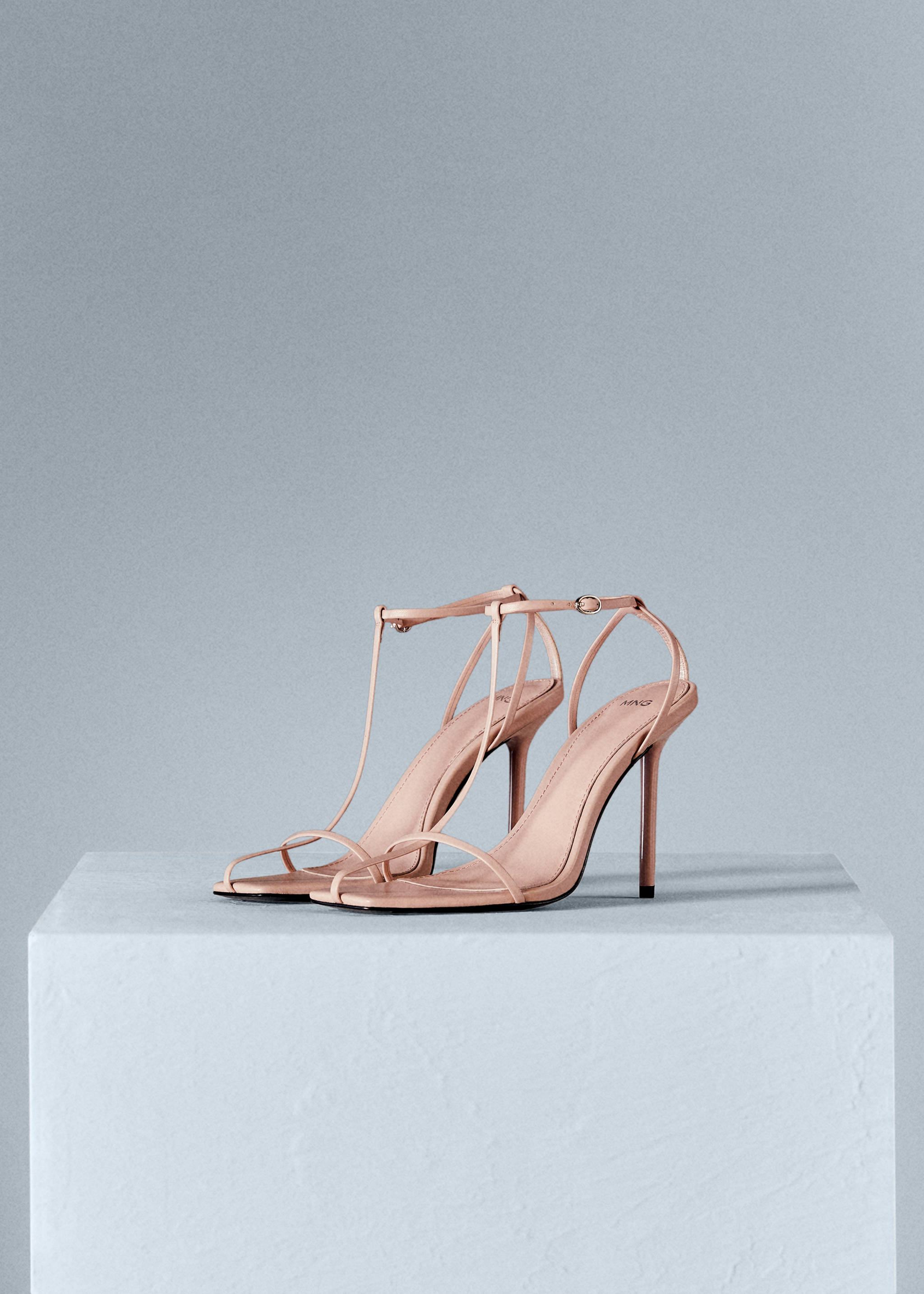 Heeled leather sandals with straps - Medium plane