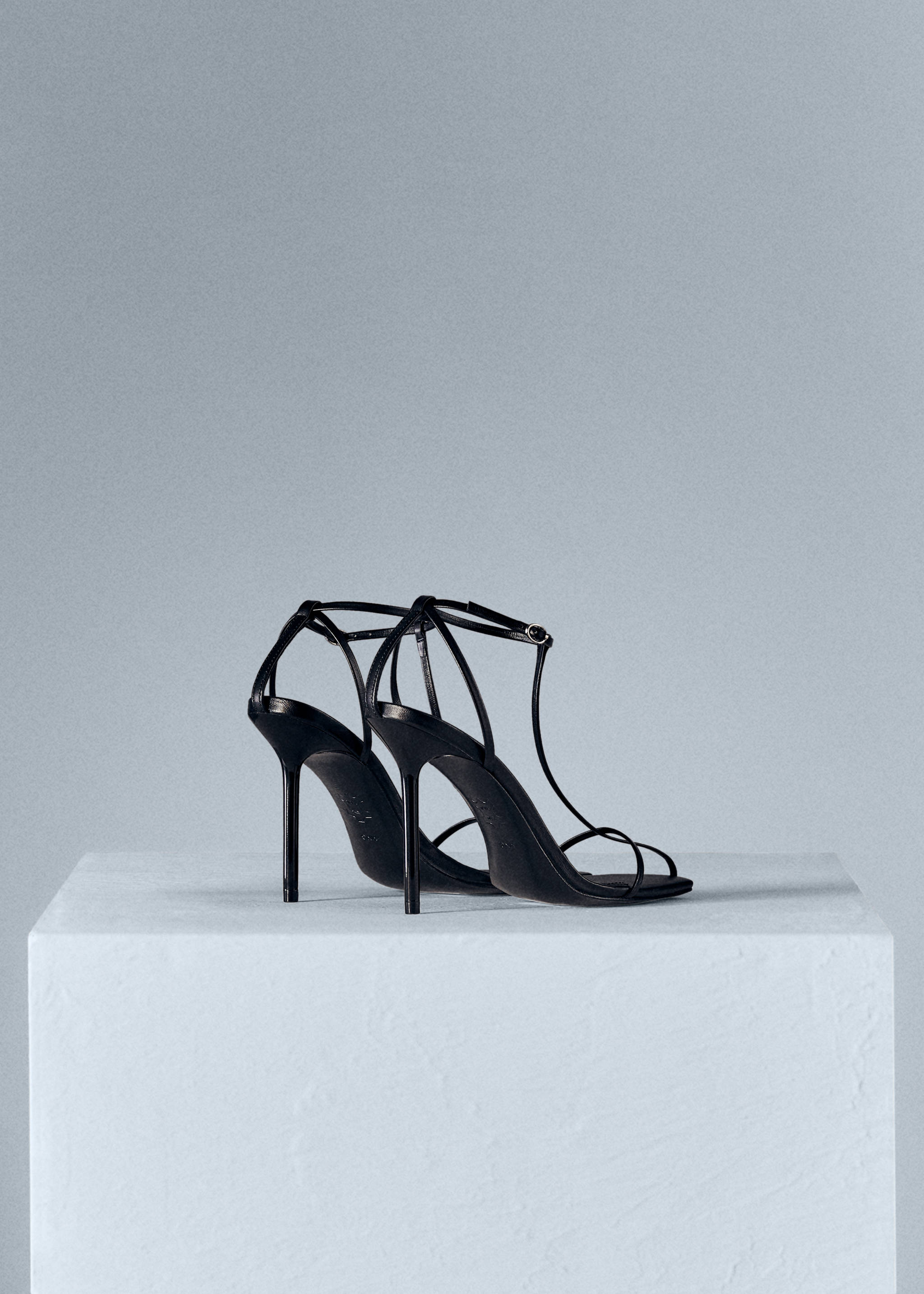 Heeled leather sandals with straps - Details of the article 1