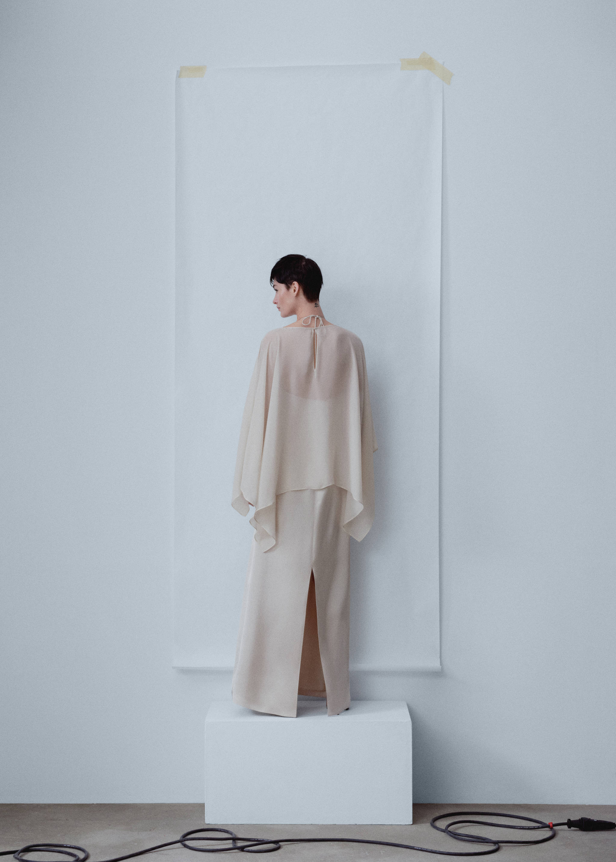 Asymmetric semi-transparent cape - Reverse of the article