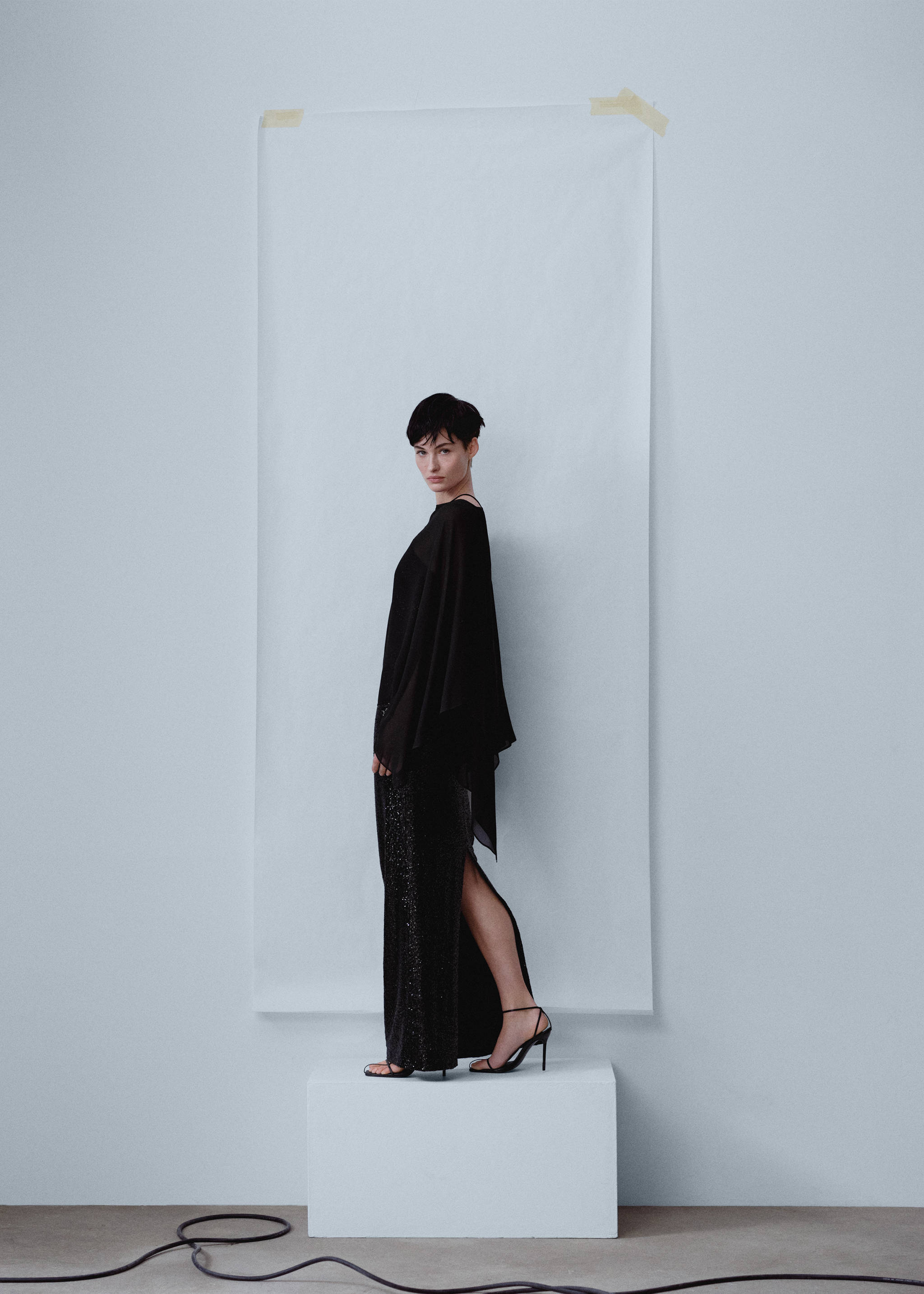 Asymmetric semi-transparent cape - Details of the article 1