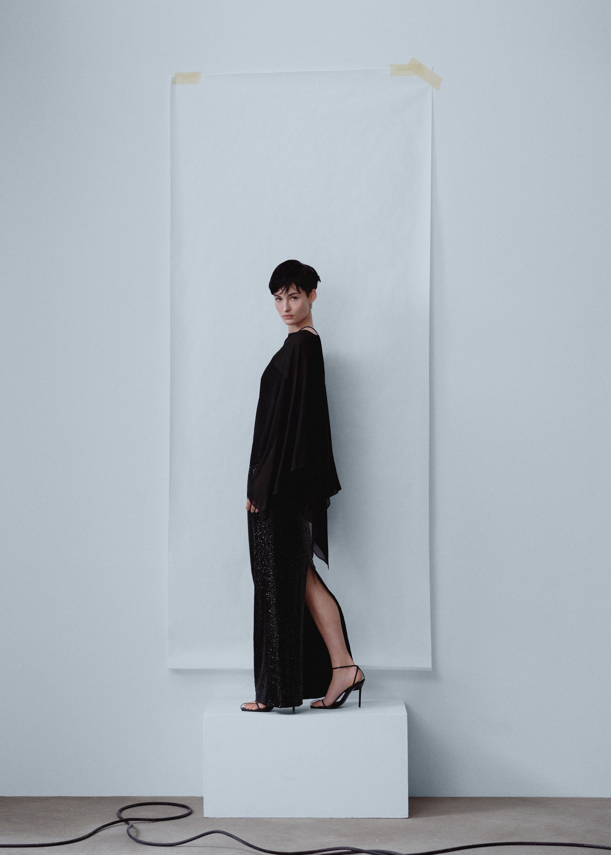 Asymmetric semi-transparent cape - Details of the article 1