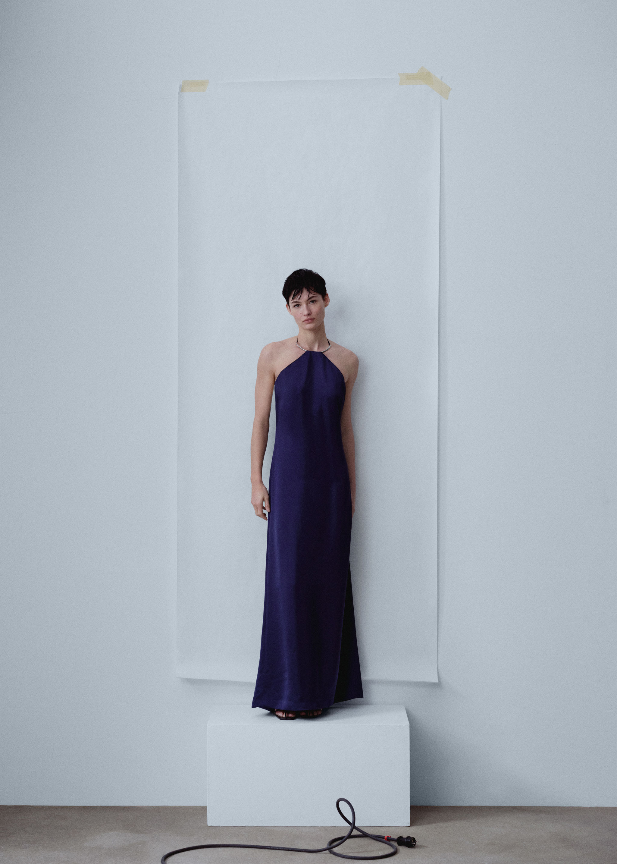 Robe en satin à col rigide - Plan général