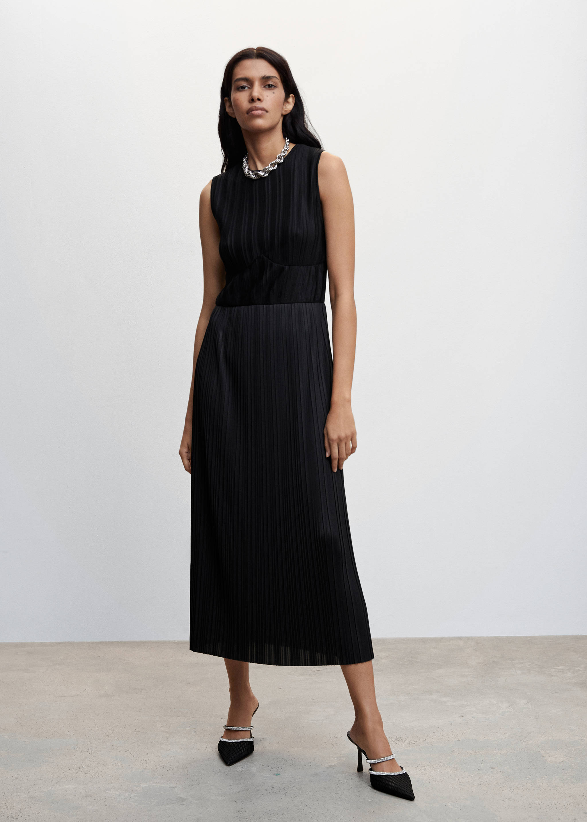 Pleated long dress - General plane