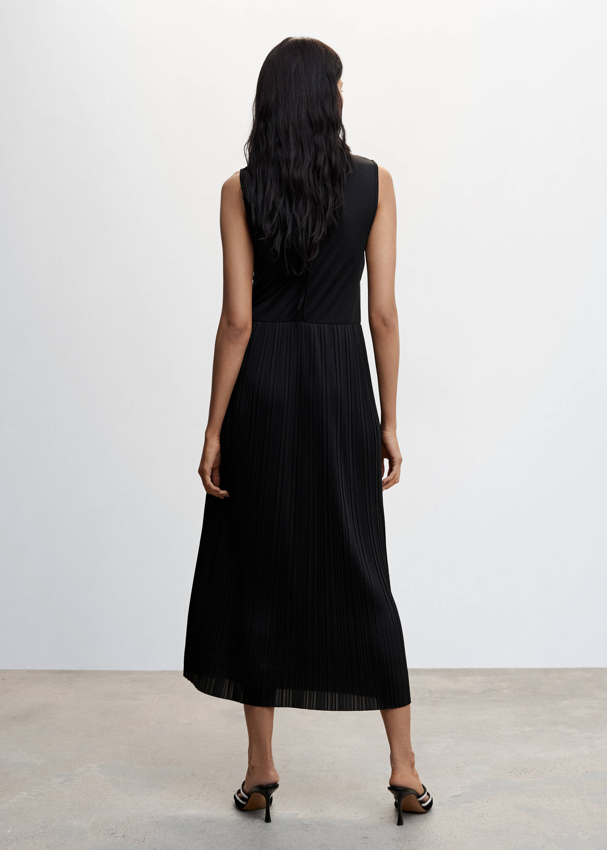 Pleated long dress - Reverse of the article