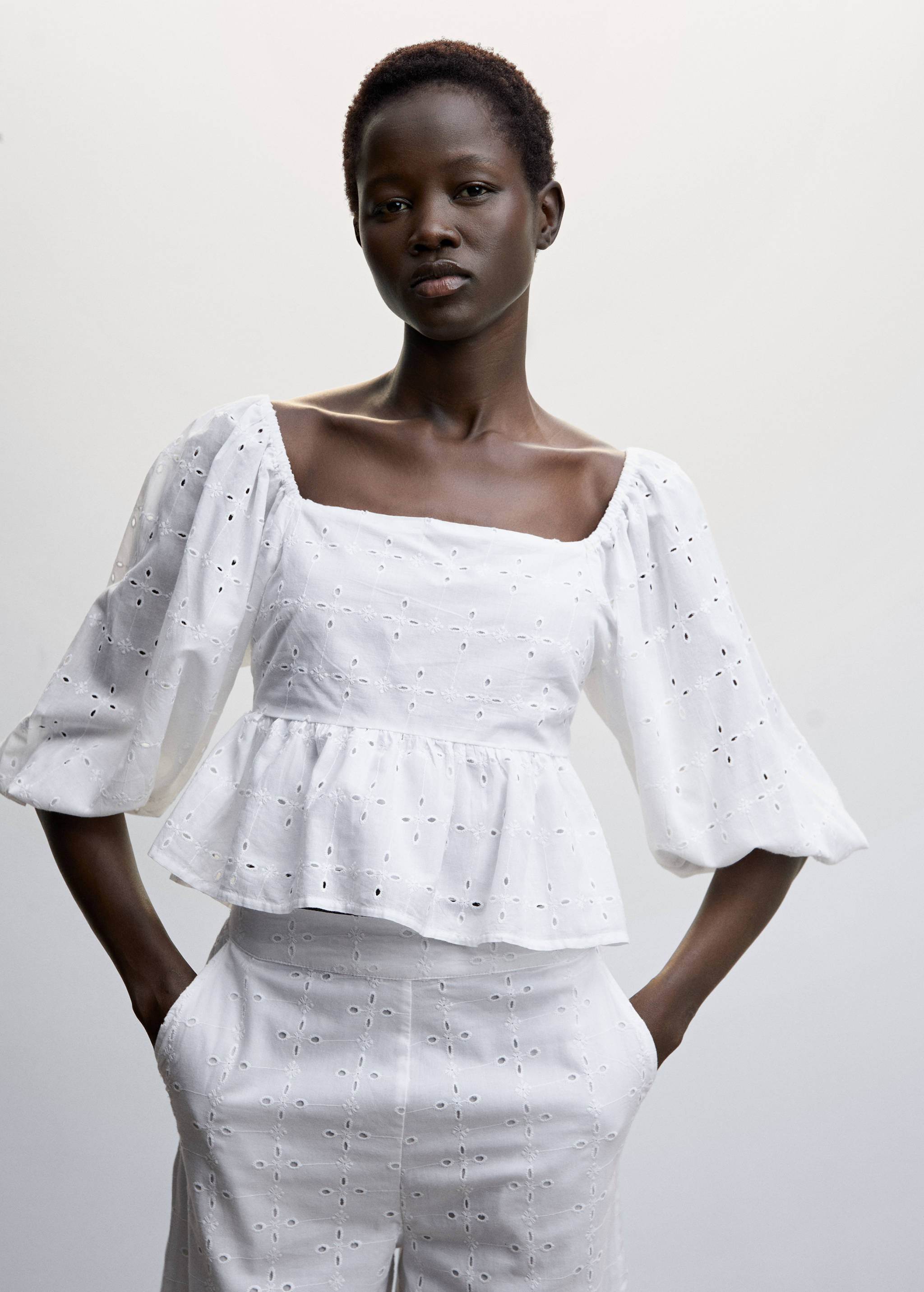 Blusa mangas abullonadas - Plano medio