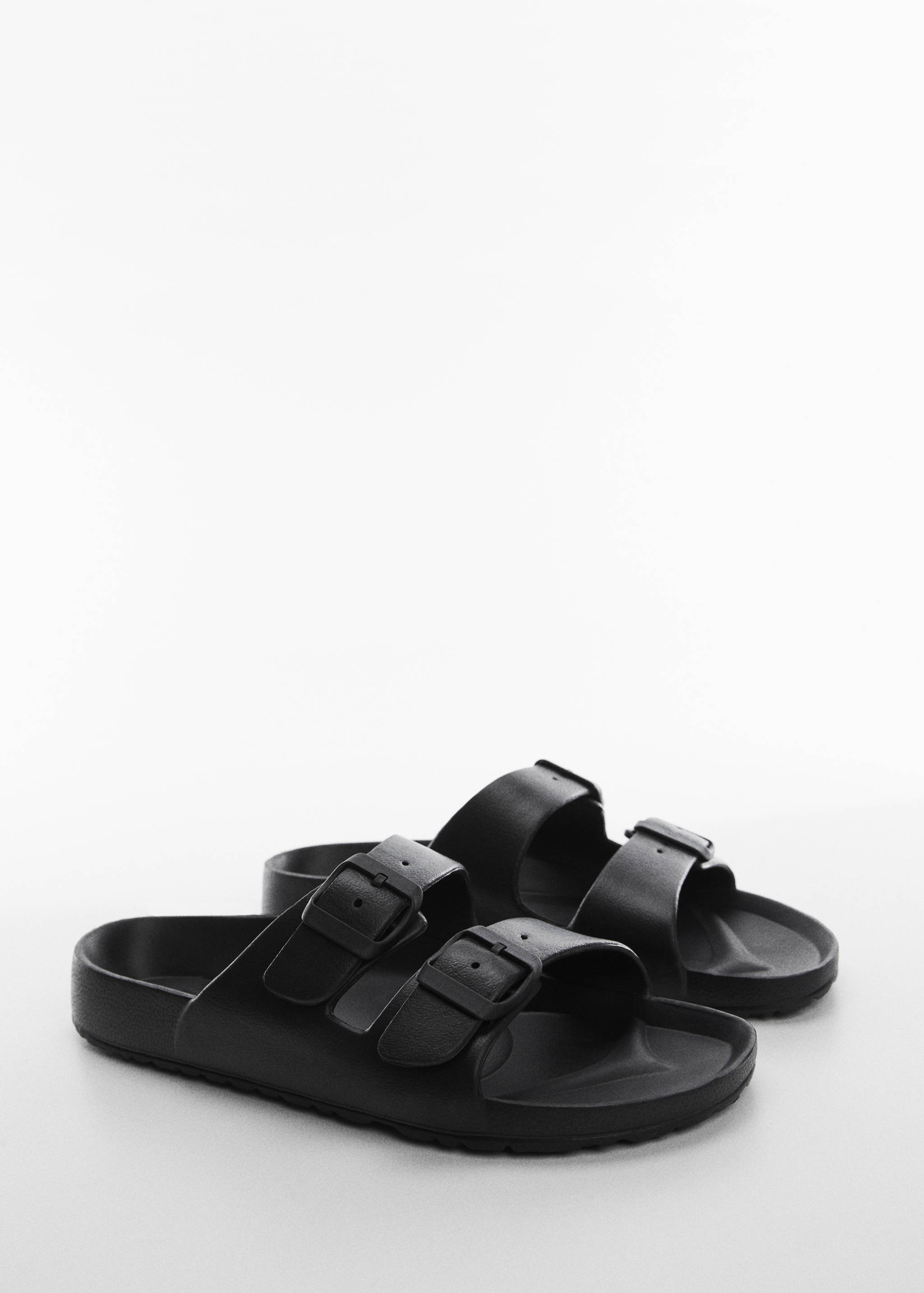 Sandalia goma hebilla - Plano medio