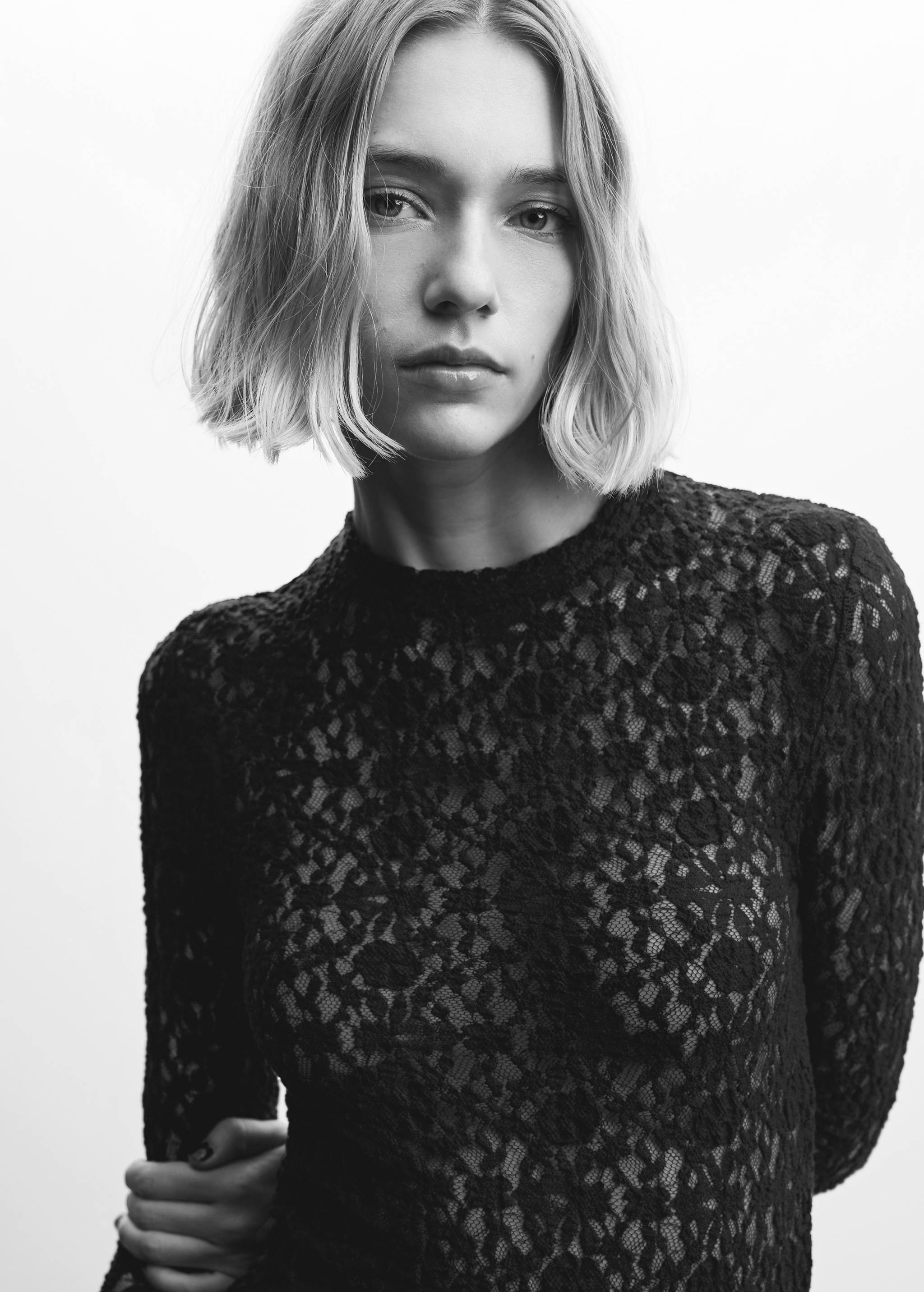 T-shirt bordada semitransparente - Pormenor do artigo 1