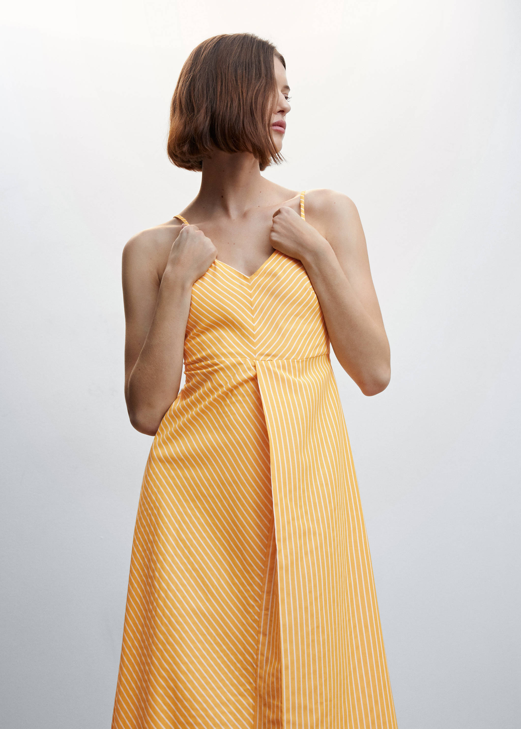 Pruhované šaty na ramínka - Náhled ve středové rovině