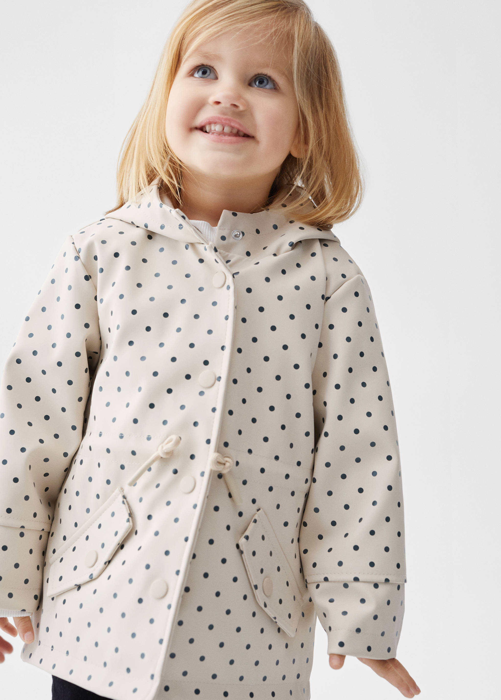 Parka à pois - Plan moyen