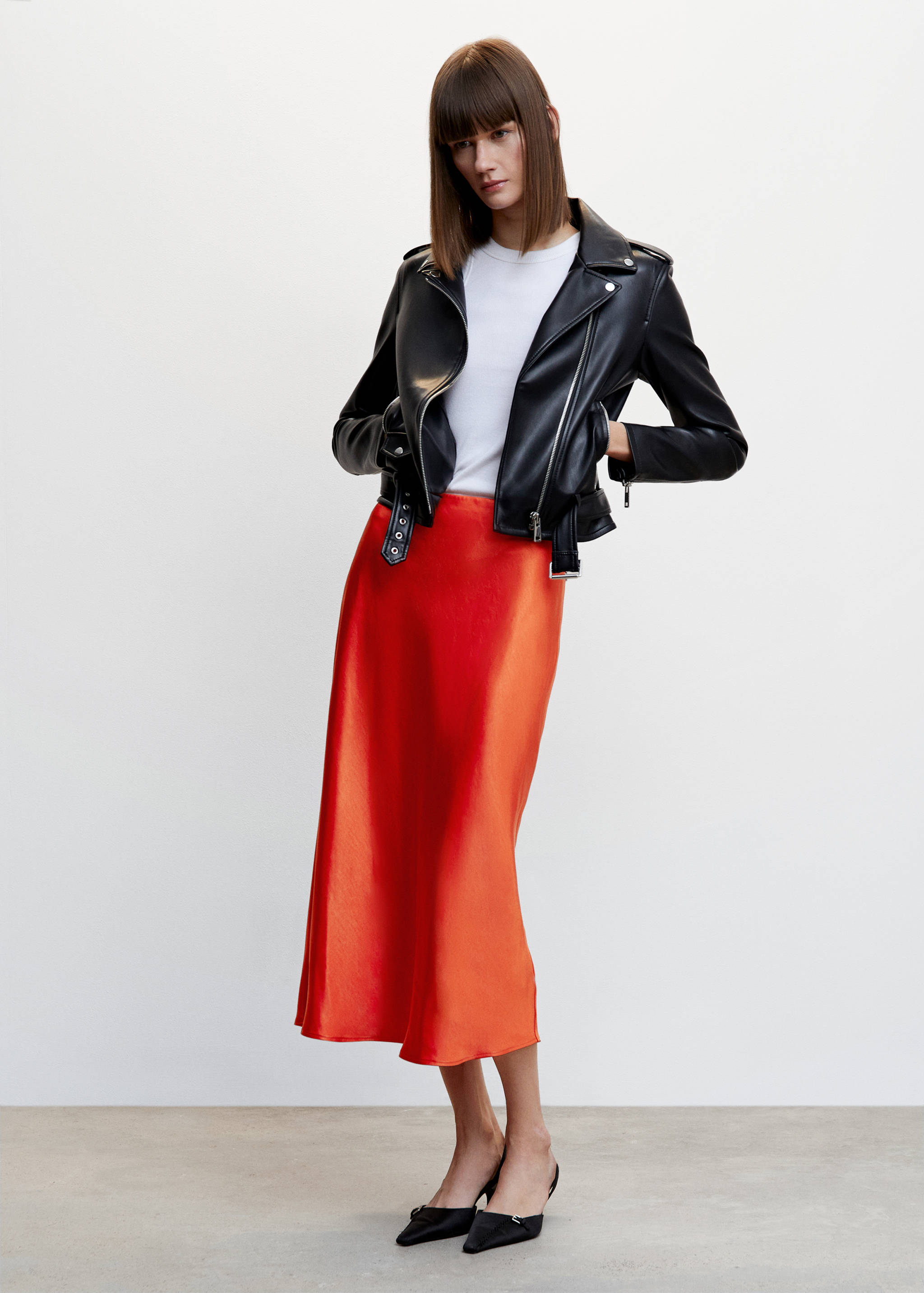 Falda midi satinada - Plano general