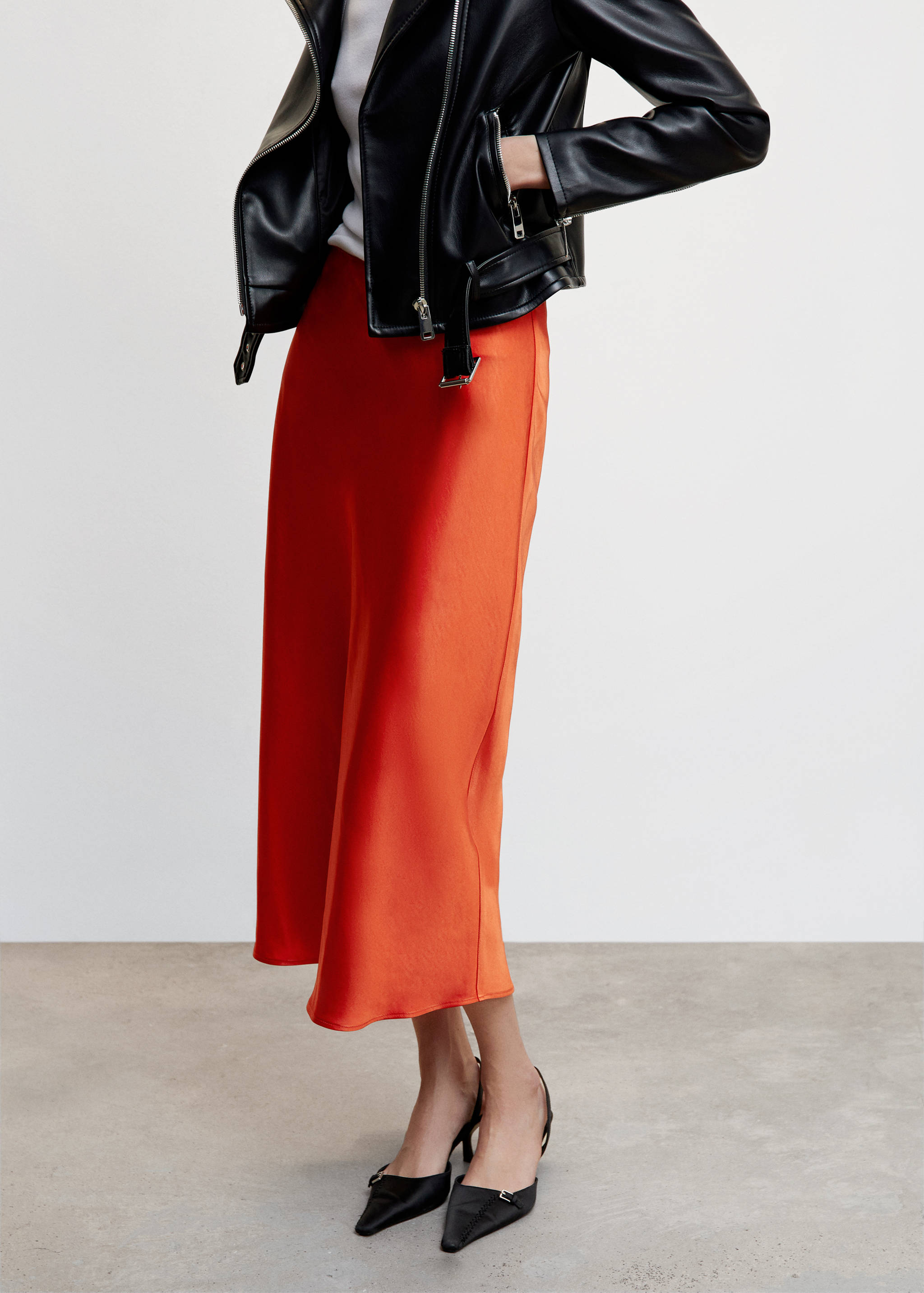 Falda midi satinada - Plano medio