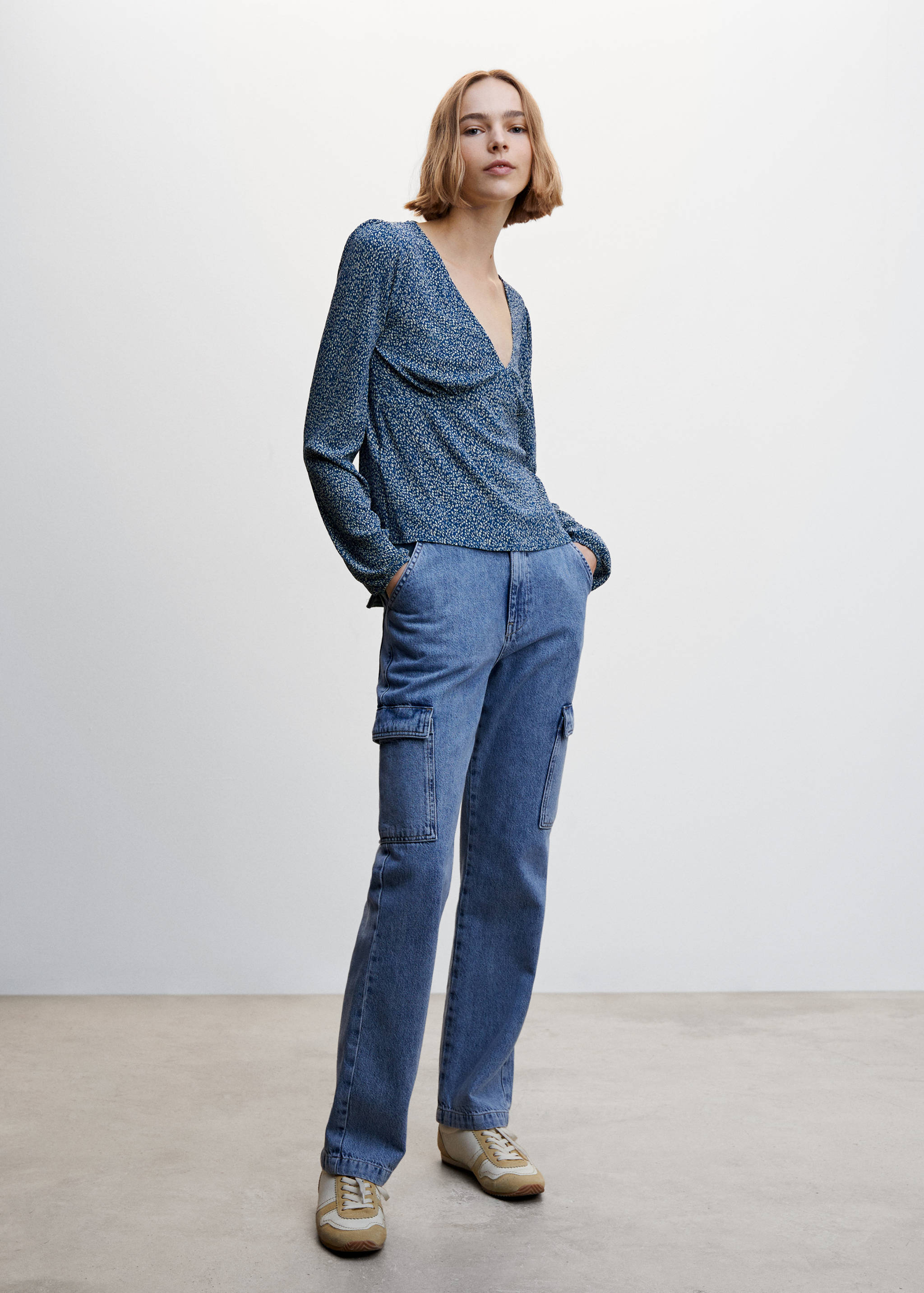 Blusa decote em V - Plano geral