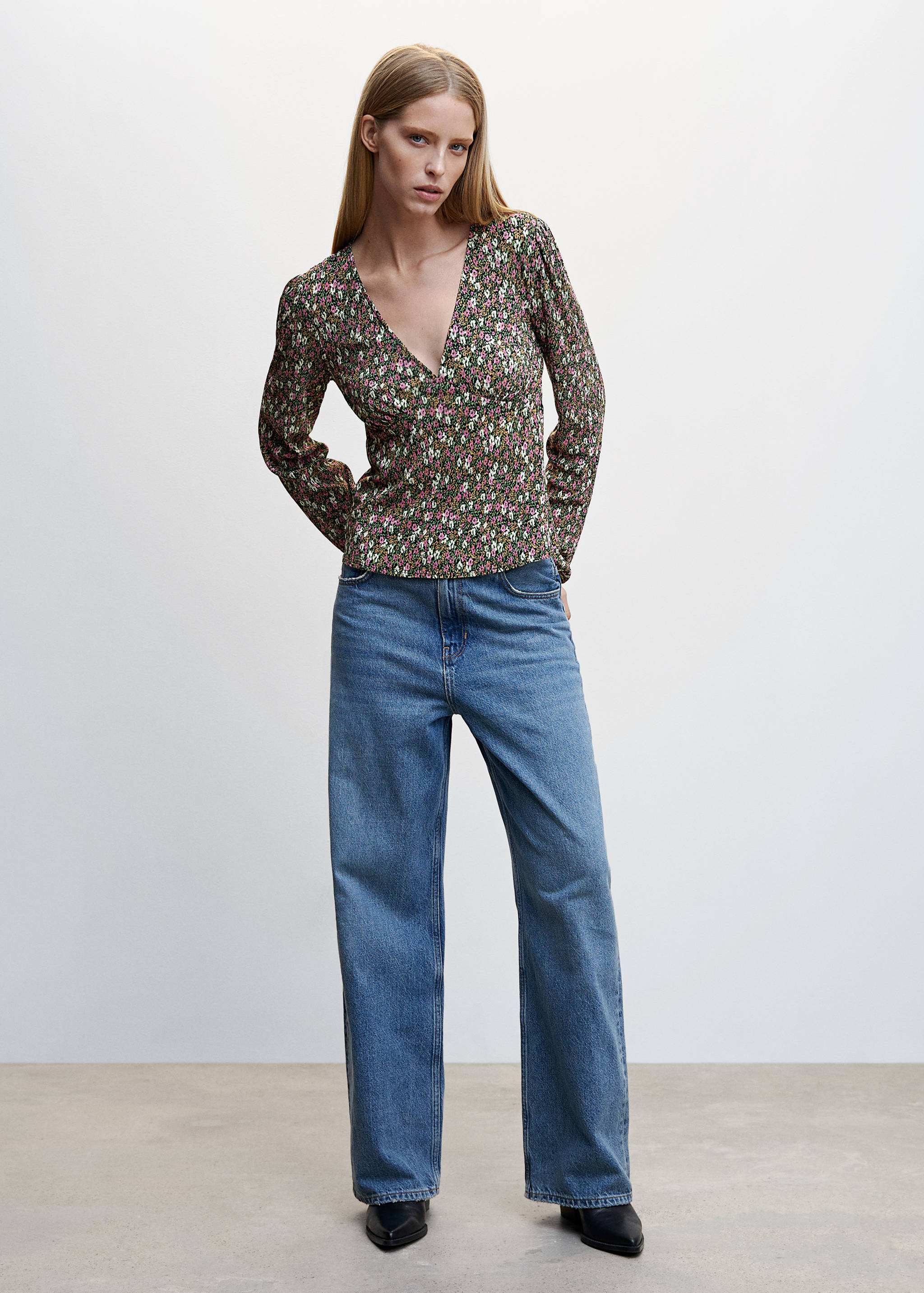 Blusa decote em V - Plano geral