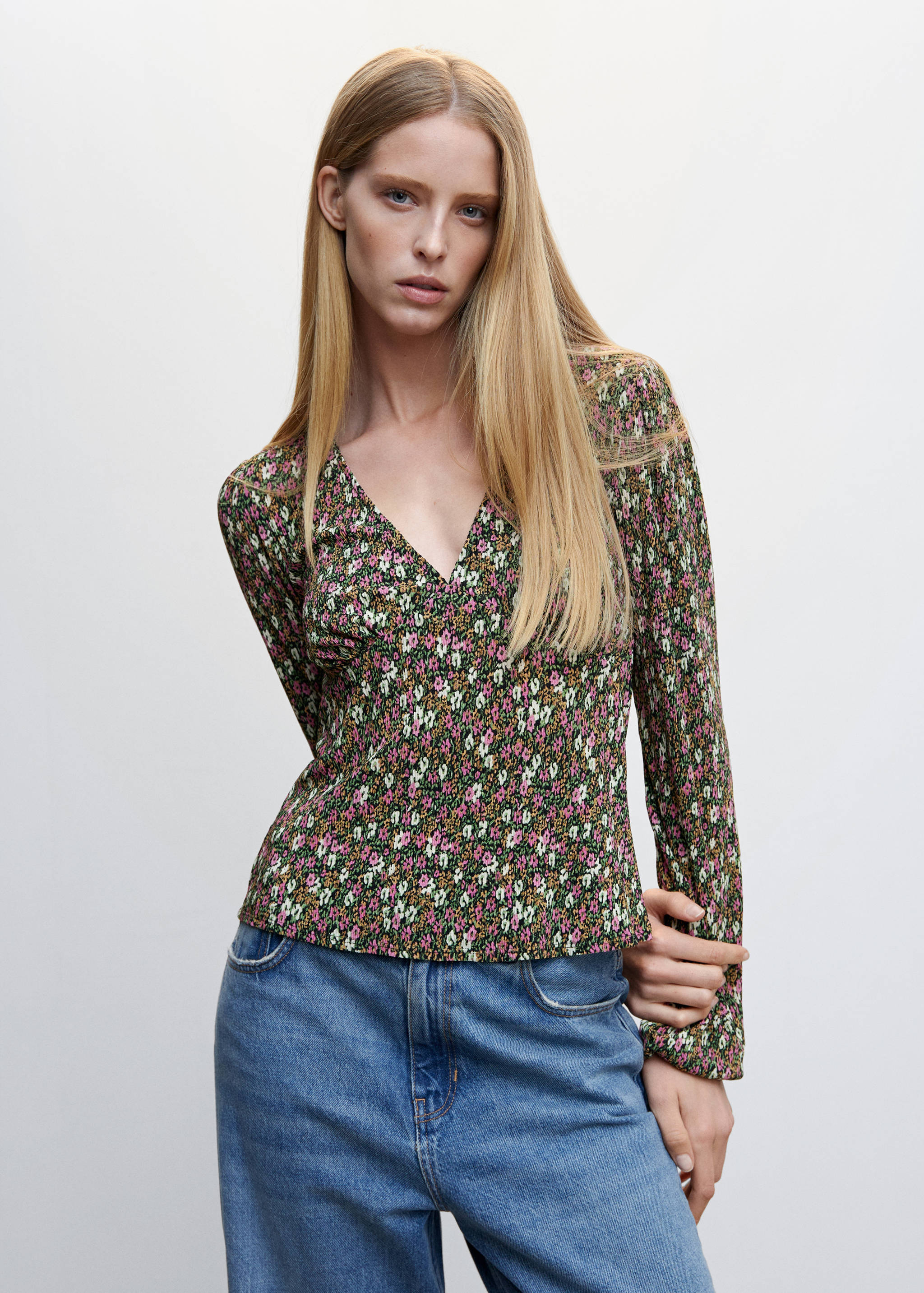 Blusa decote em V - Plano médio