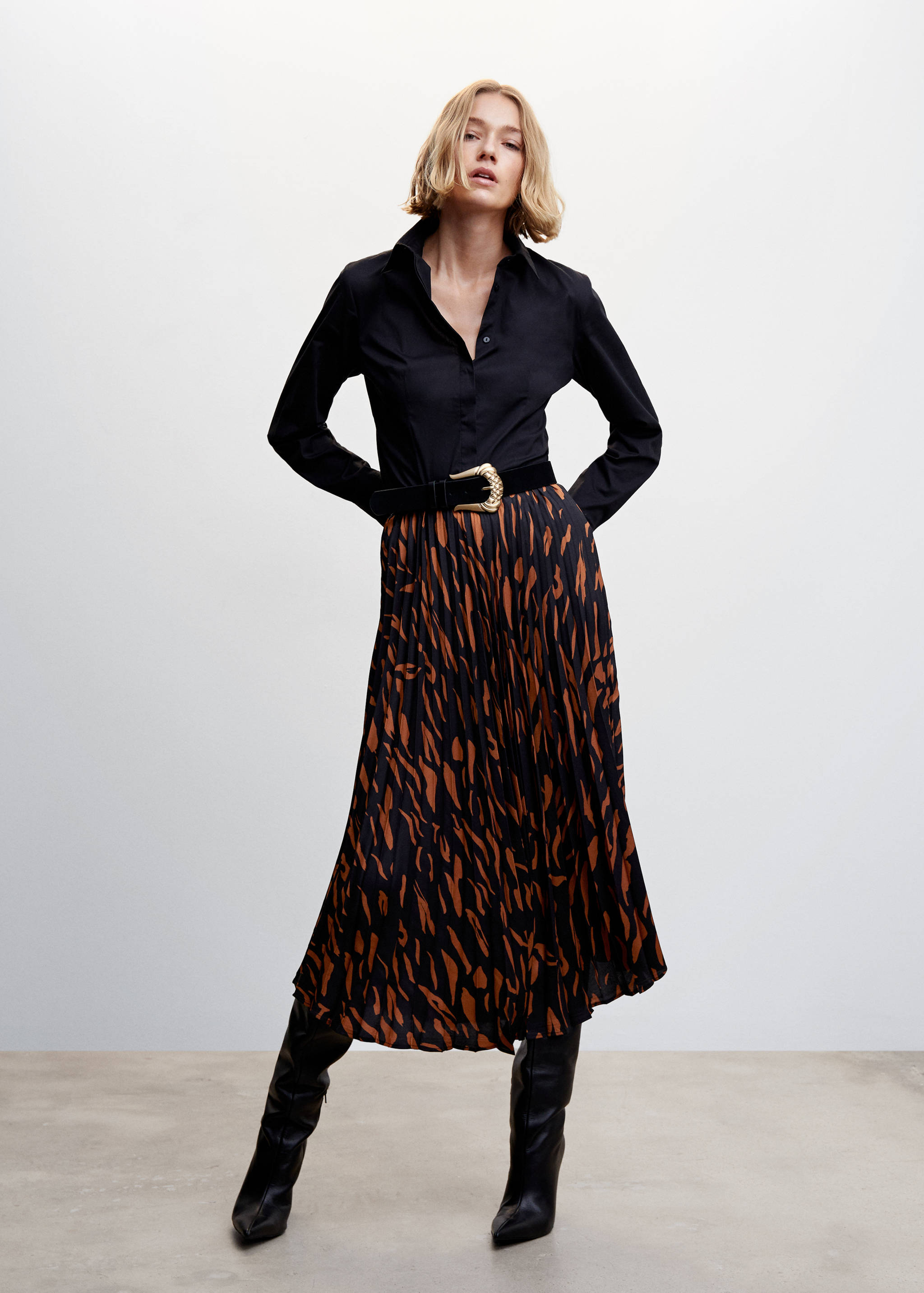 Jupe plissée en imprimé abstrait - Plan général