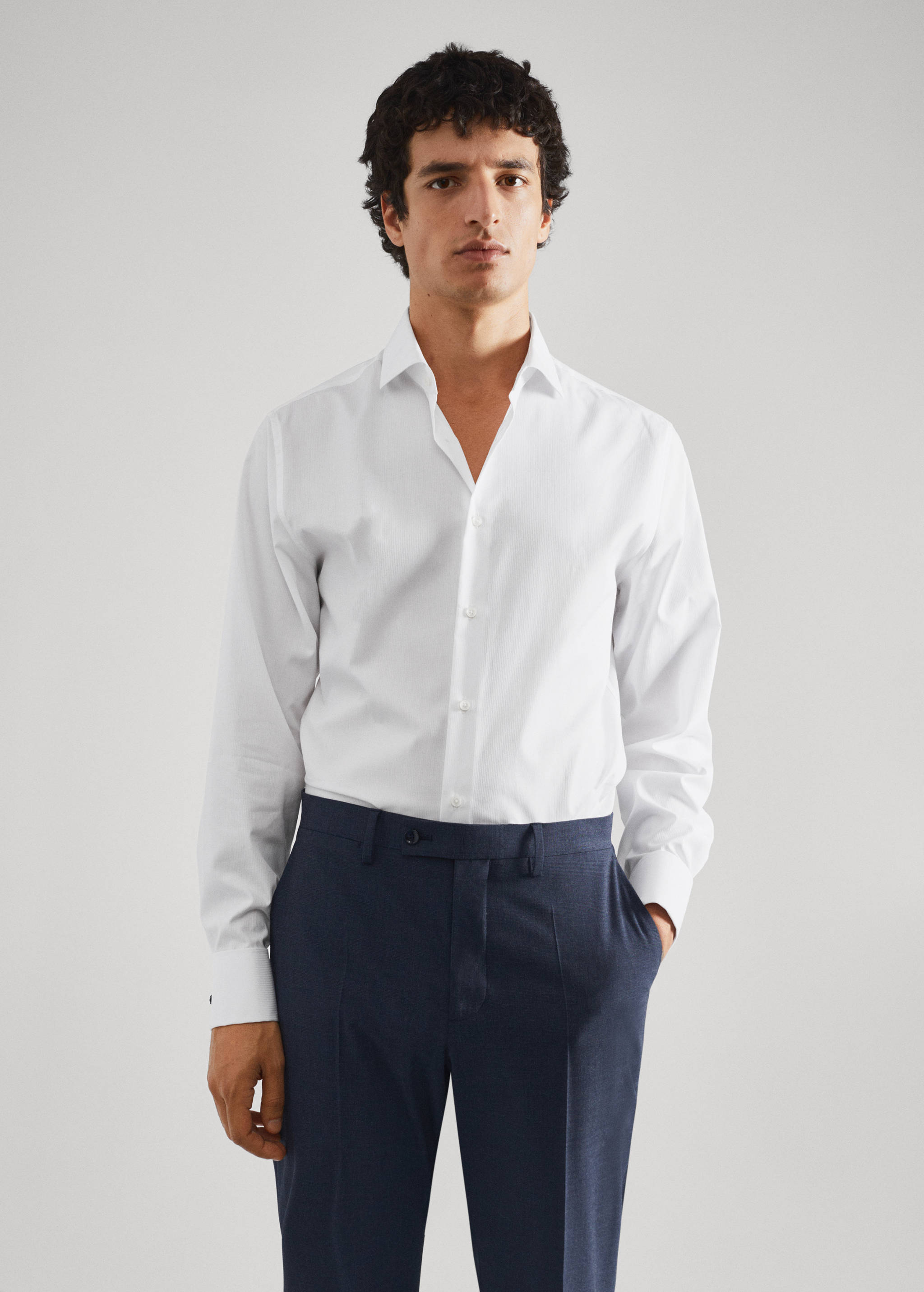 Obleková košile regular fit s manžetovými knoflíčky - Náhled ve středové rovině
