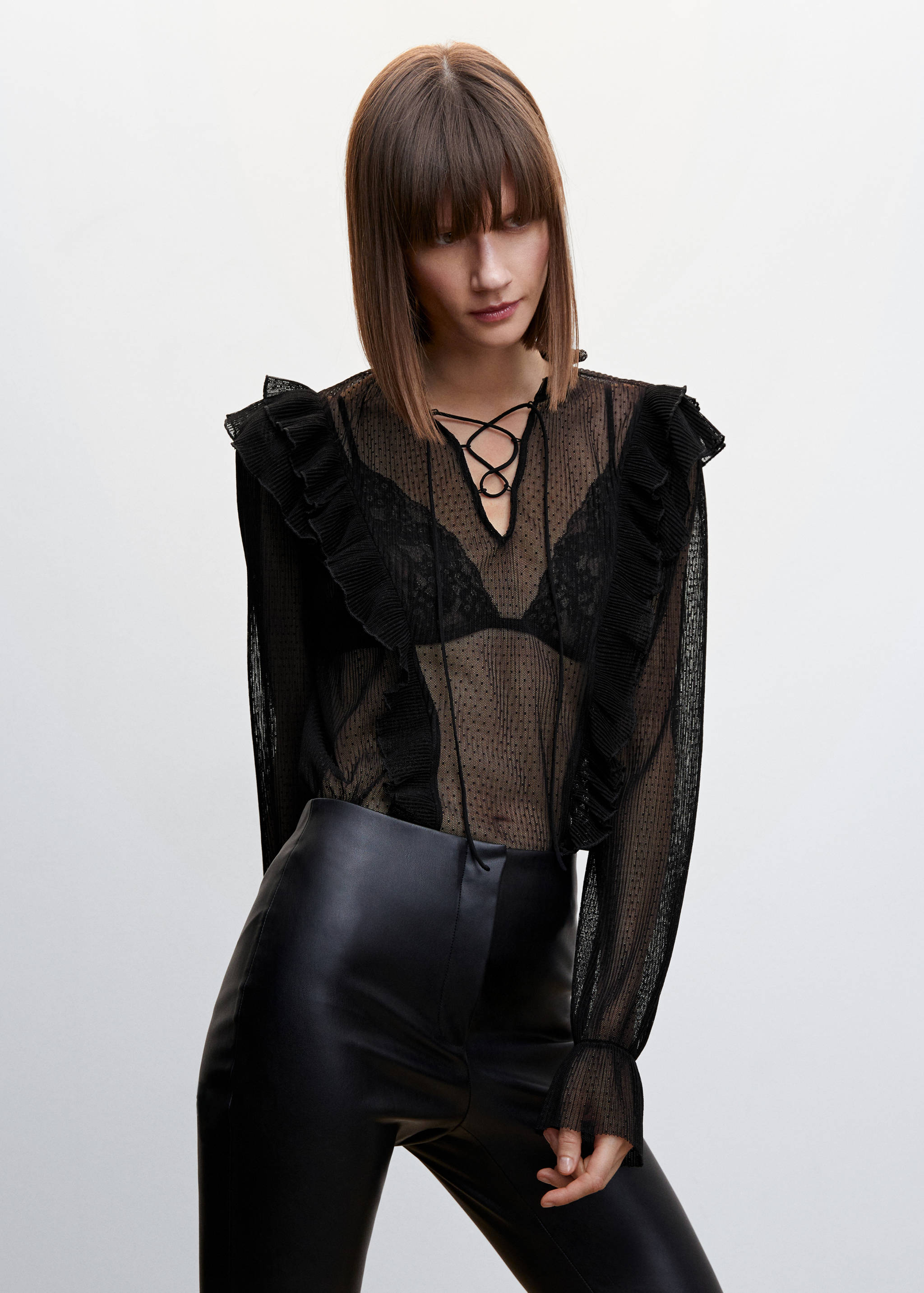 Blusa semitransparente lunares - Plano medio