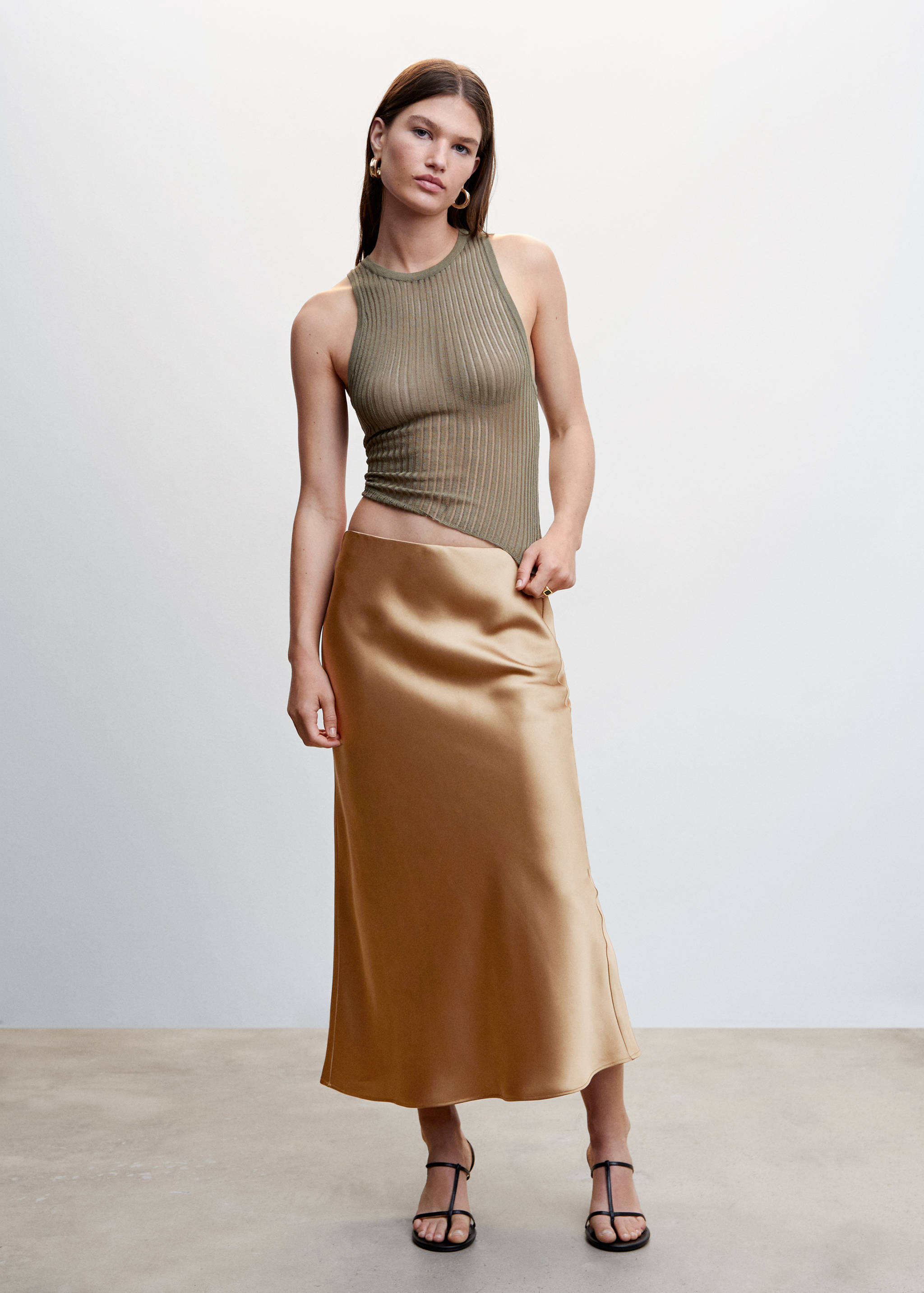 Falda midi satinada - Plano general