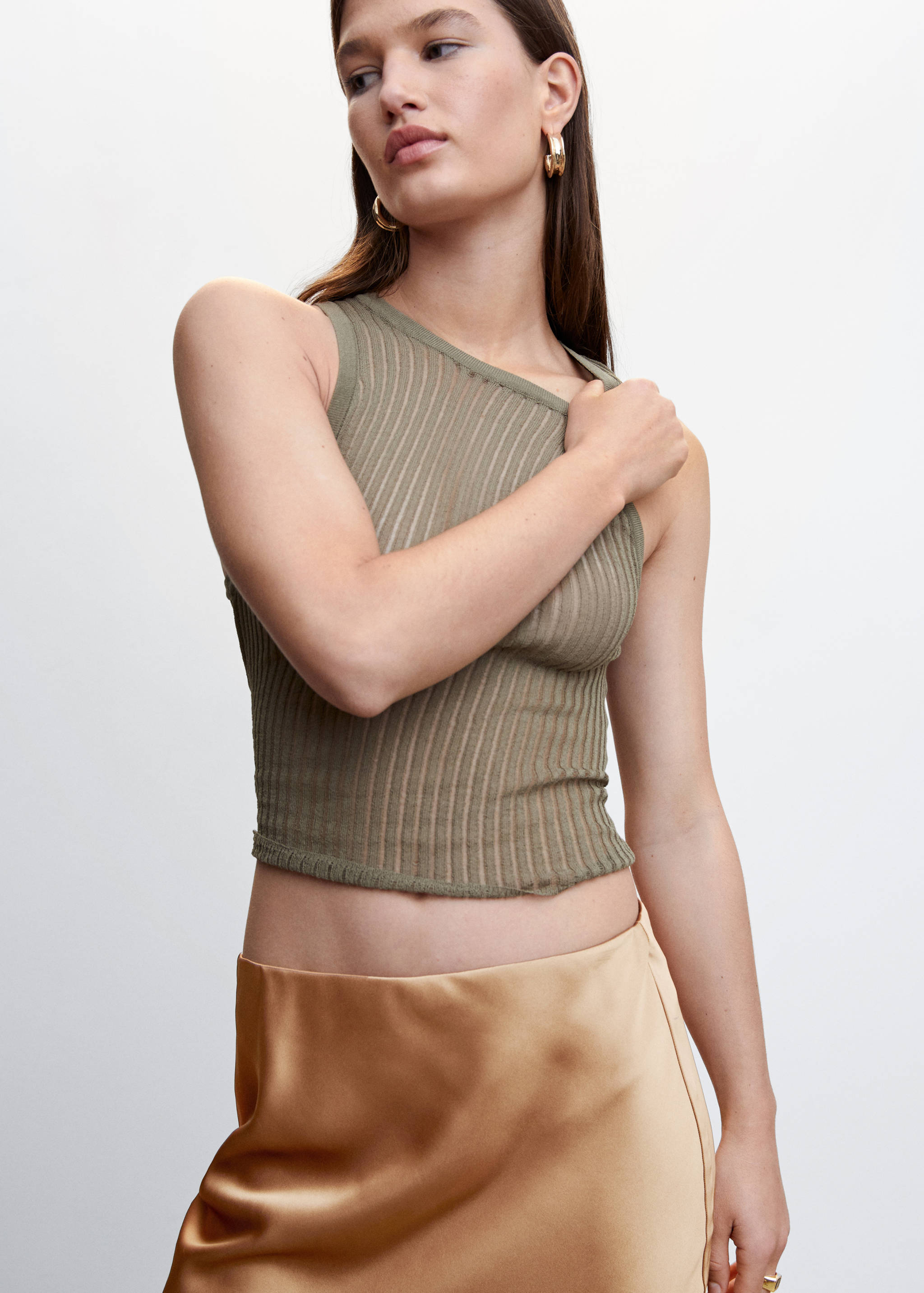 Falda midi satinada - Plano medio