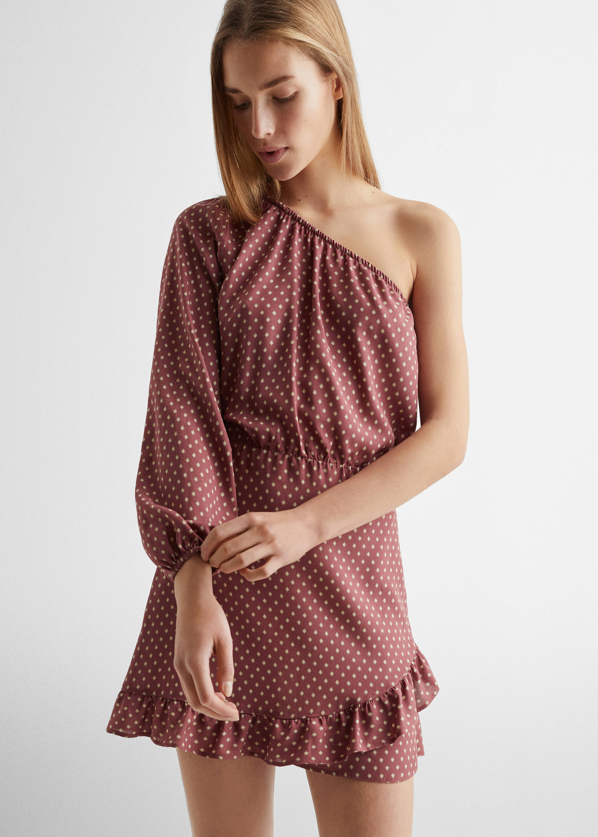 Robe asymétrique volantée - Plan moyen