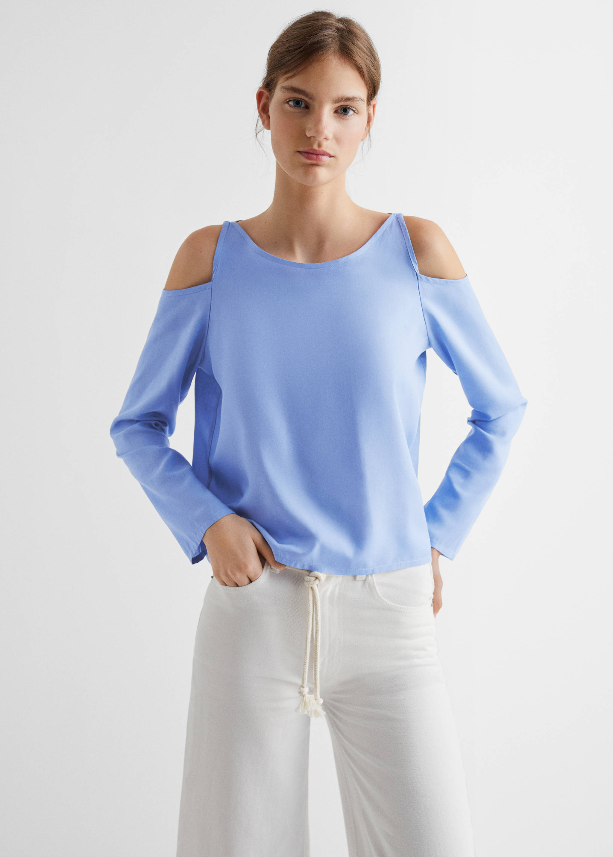 Flowing blouse with shoulder opening  - Medium plane