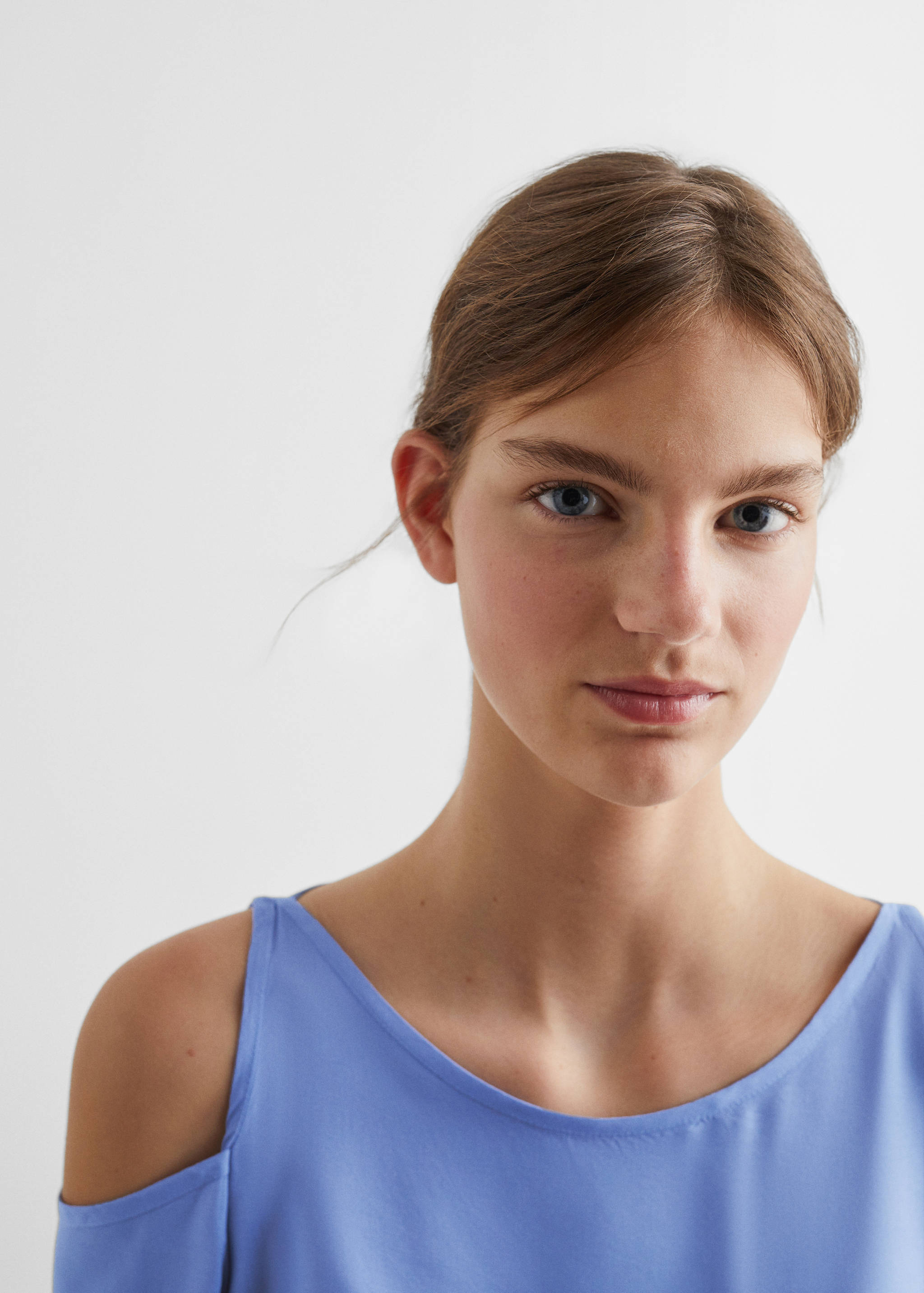 Flowing blouse with shoulder opening  - Details of the article 1