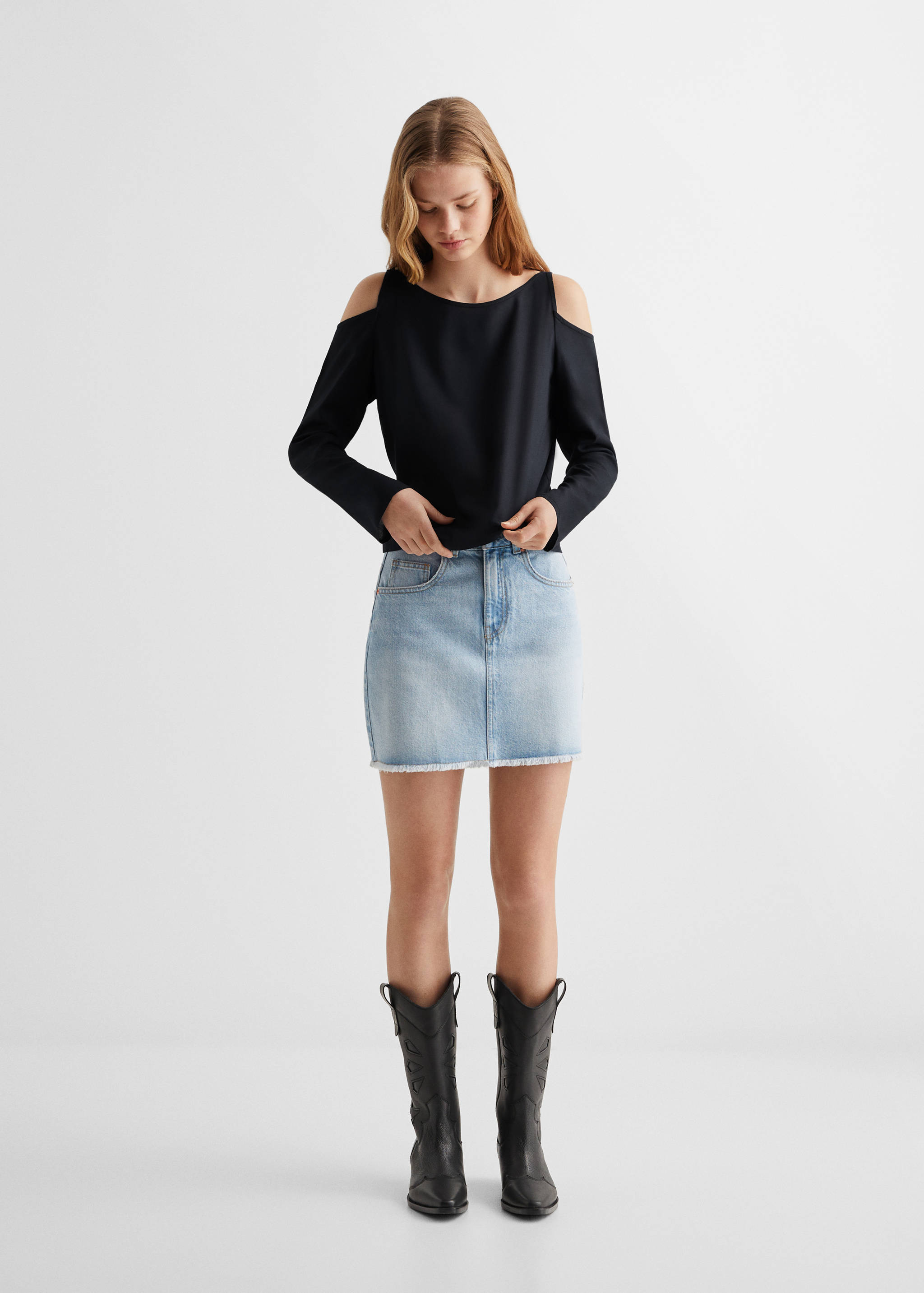 Flowing blouse with shoulder opening  - General plane