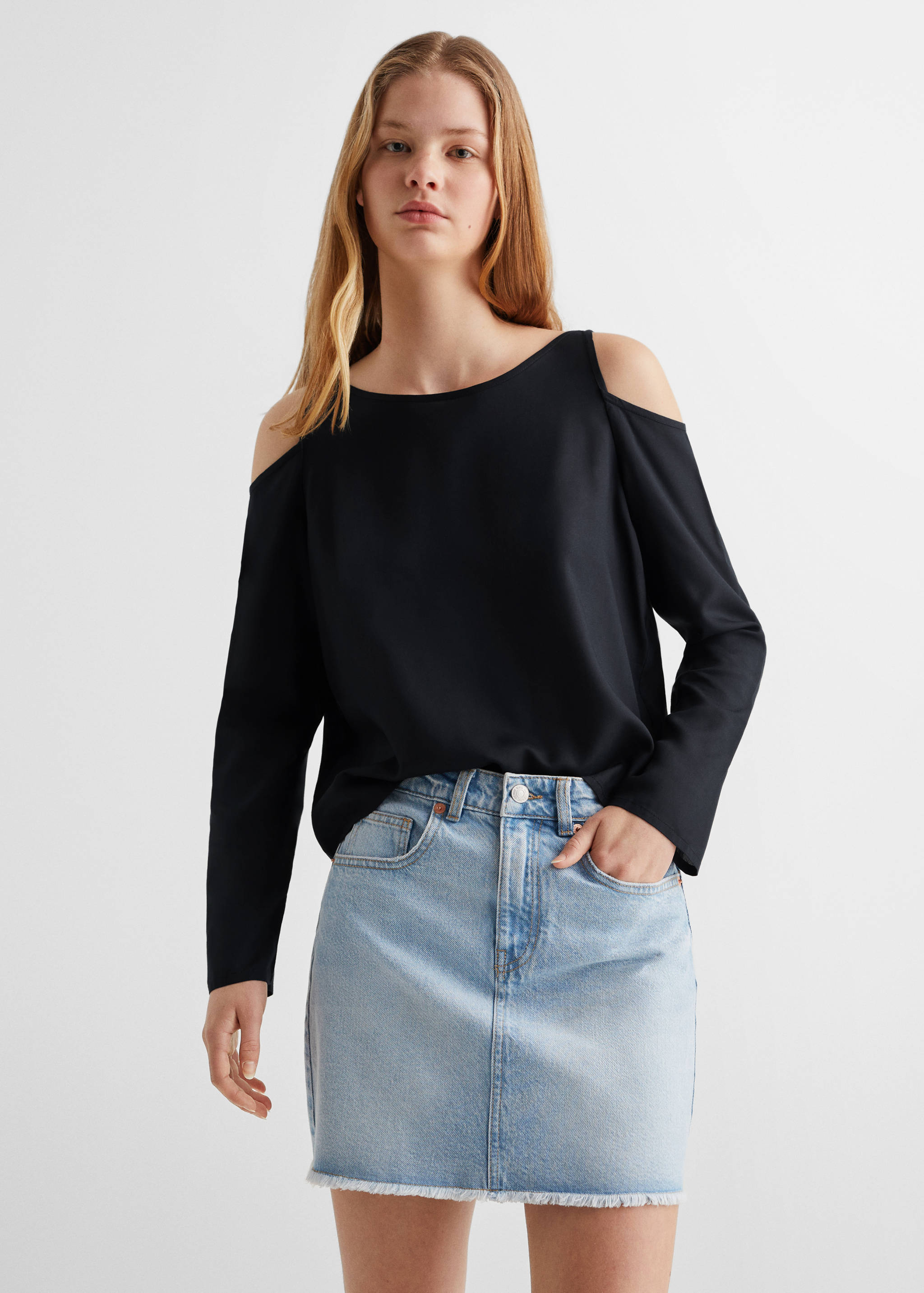Flowing blouse with shoulder opening  - Medium plane