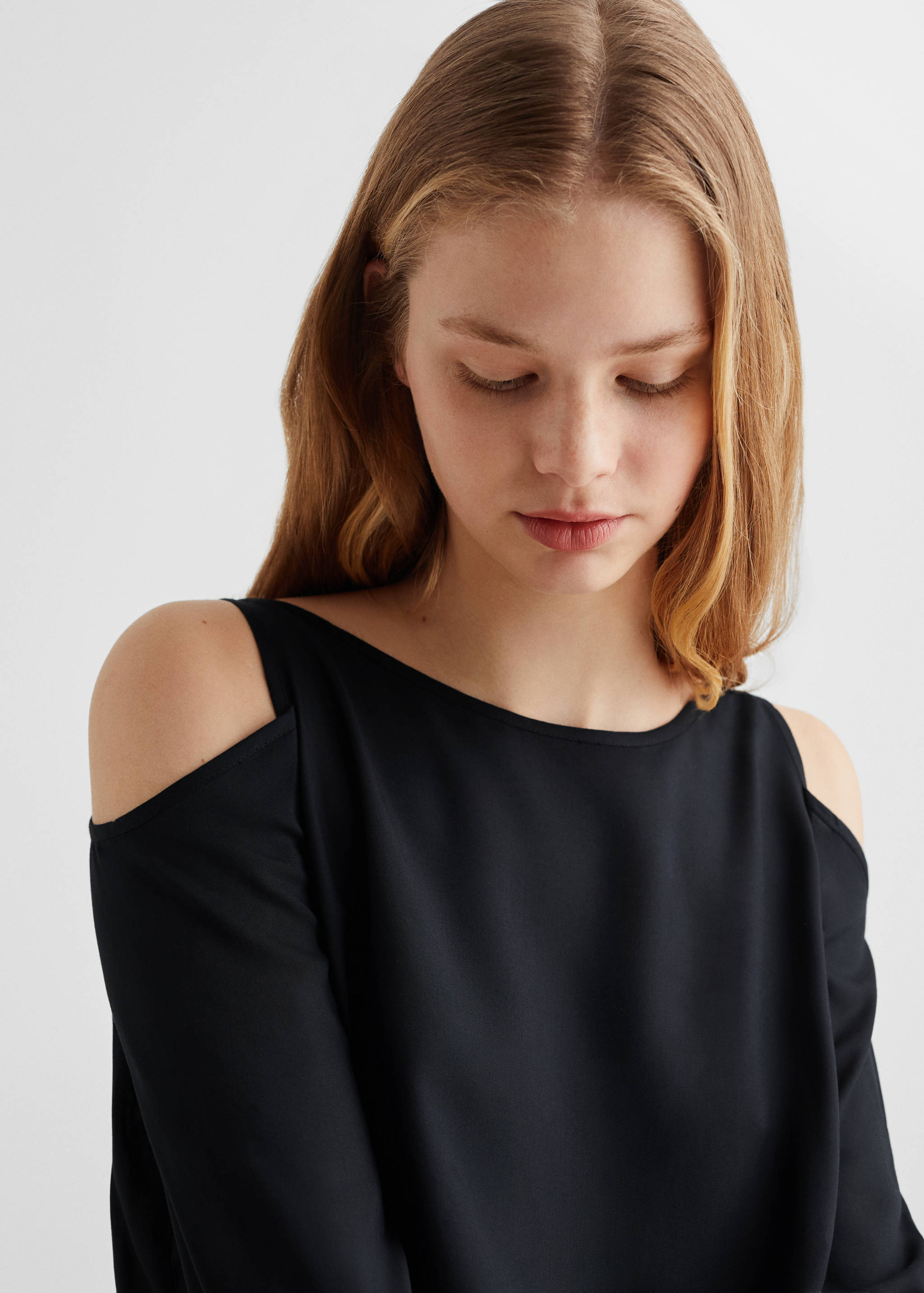 Flowing blouse with shoulder opening  - Details of the article 1