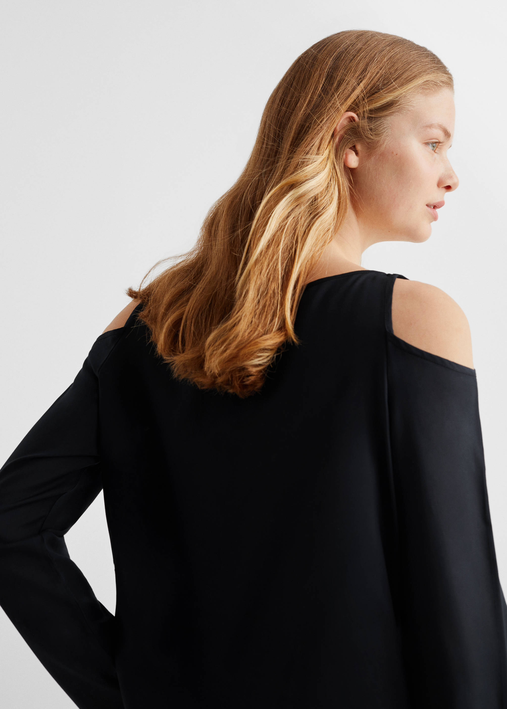 Flowing blouse with shoulder opening  - Details of the article 6