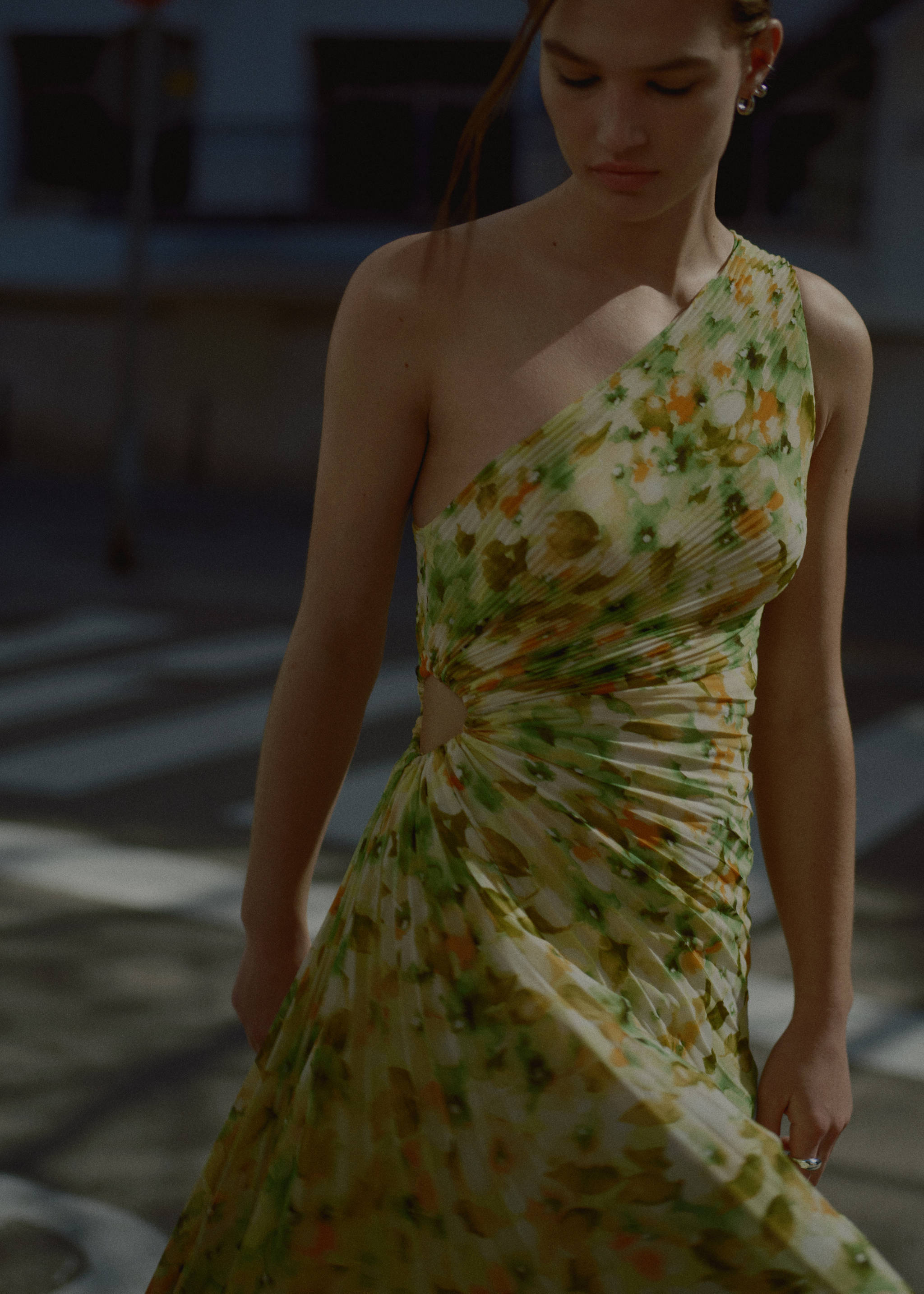 Asymmetrical pleated dress - Details of the article 6