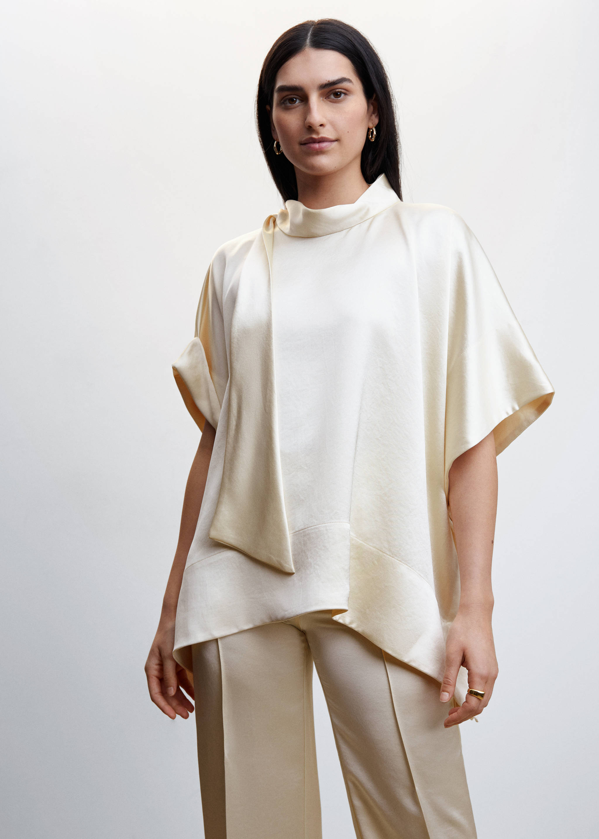 Satin blouse with bow collar - Medium plane