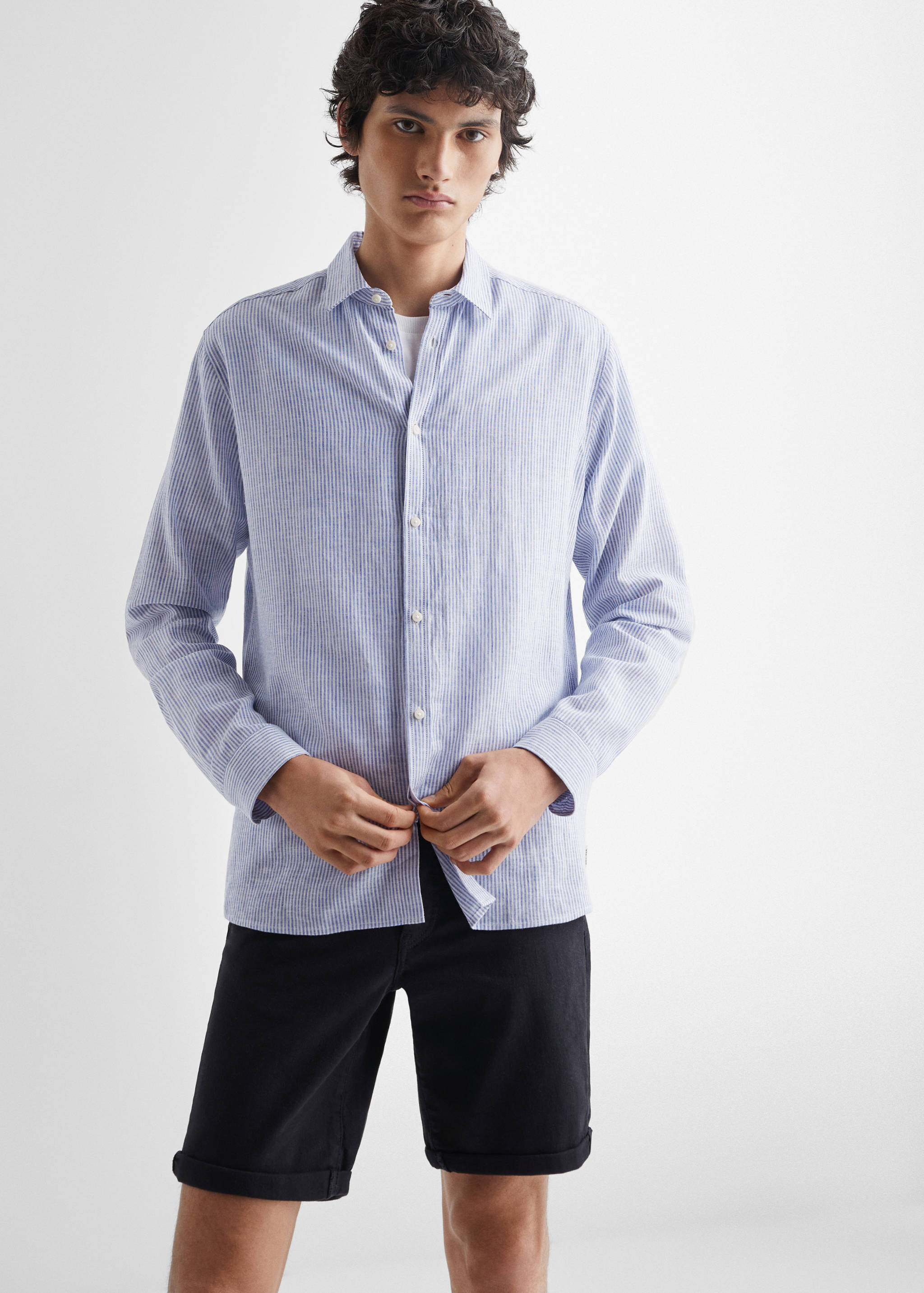 Randig linne-blandad skjorta - Bild av mittparti