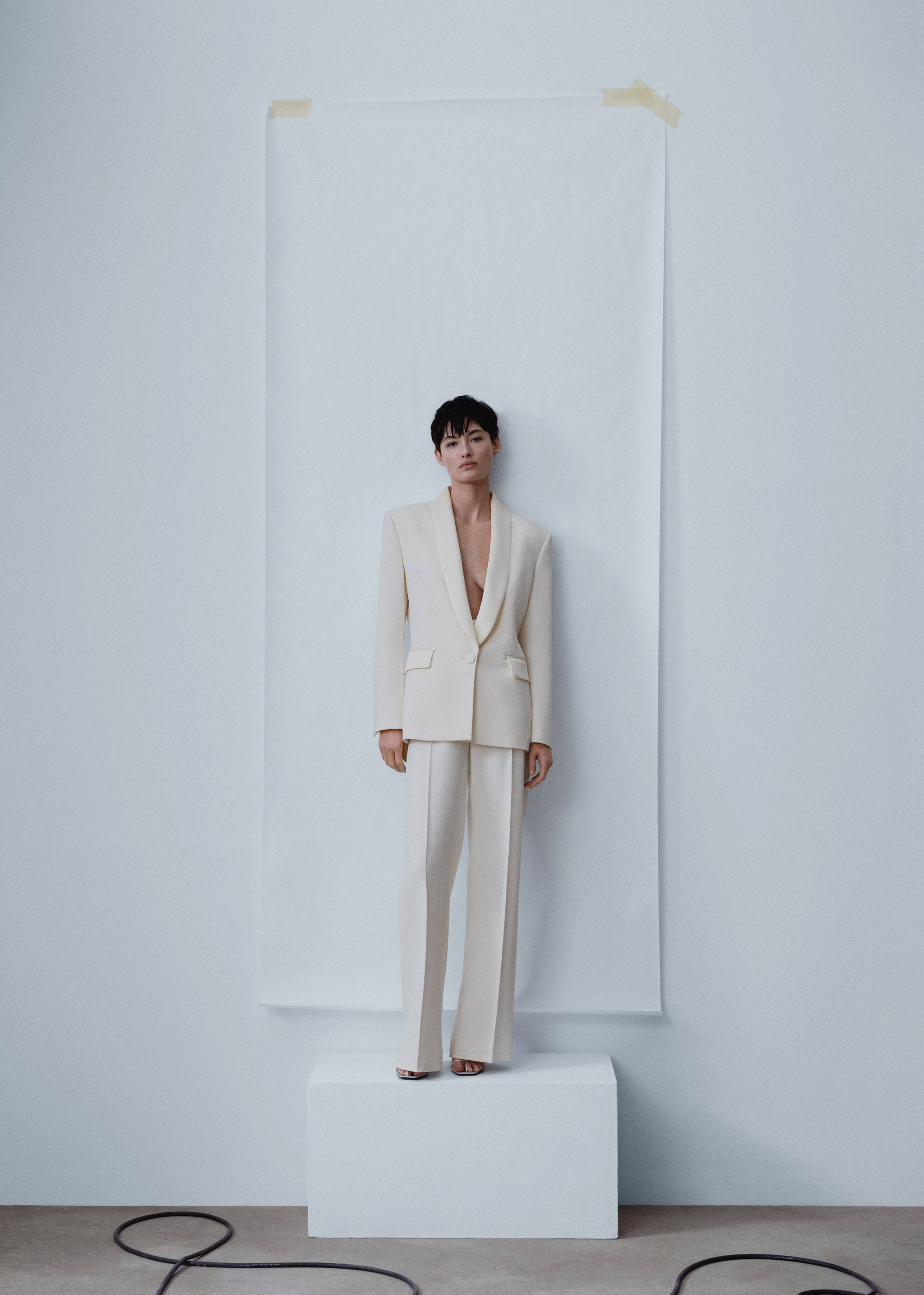 Veste tailleur détails satinés - Plan général