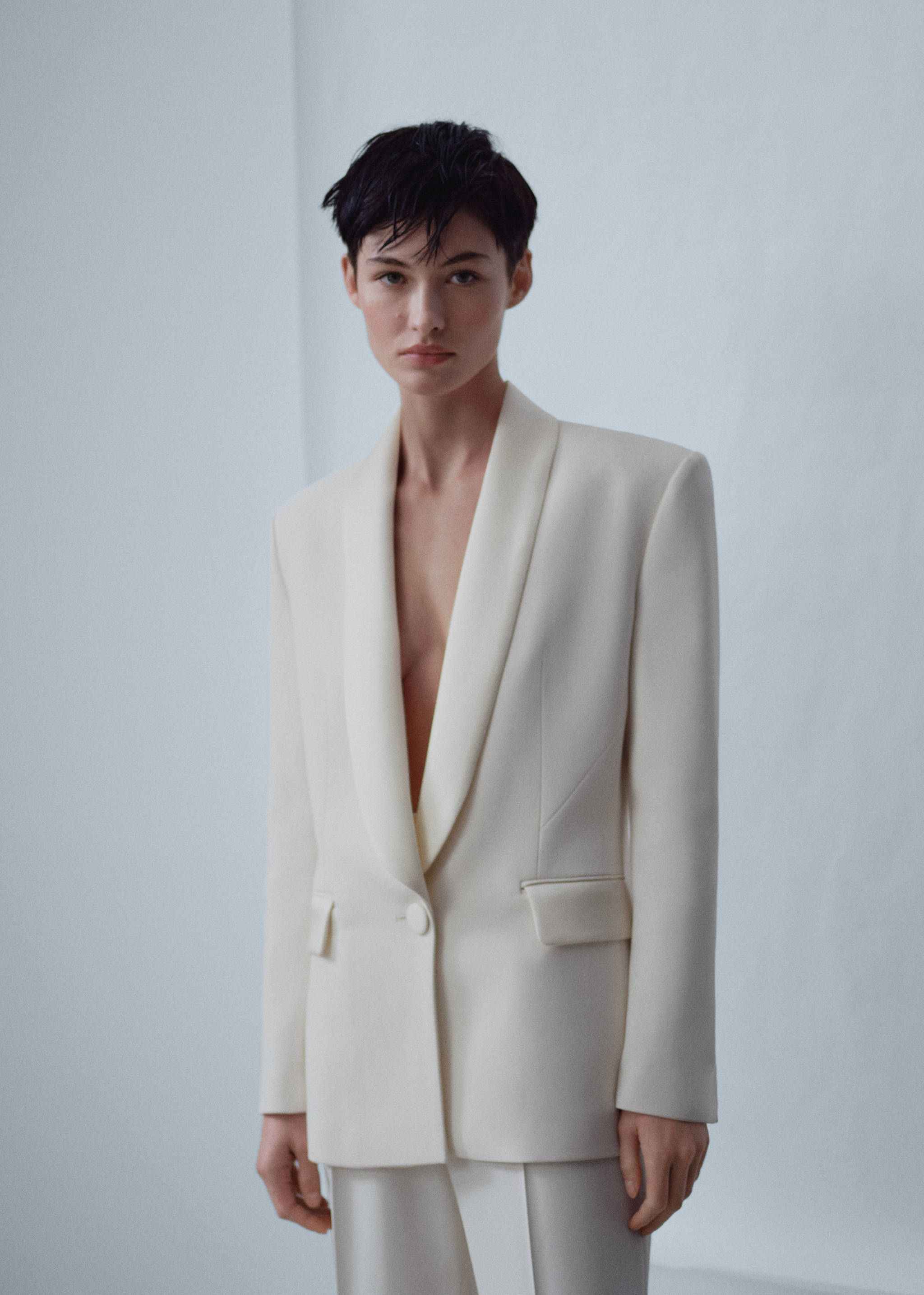 Veste tailleur détails satinés - Plan moyen