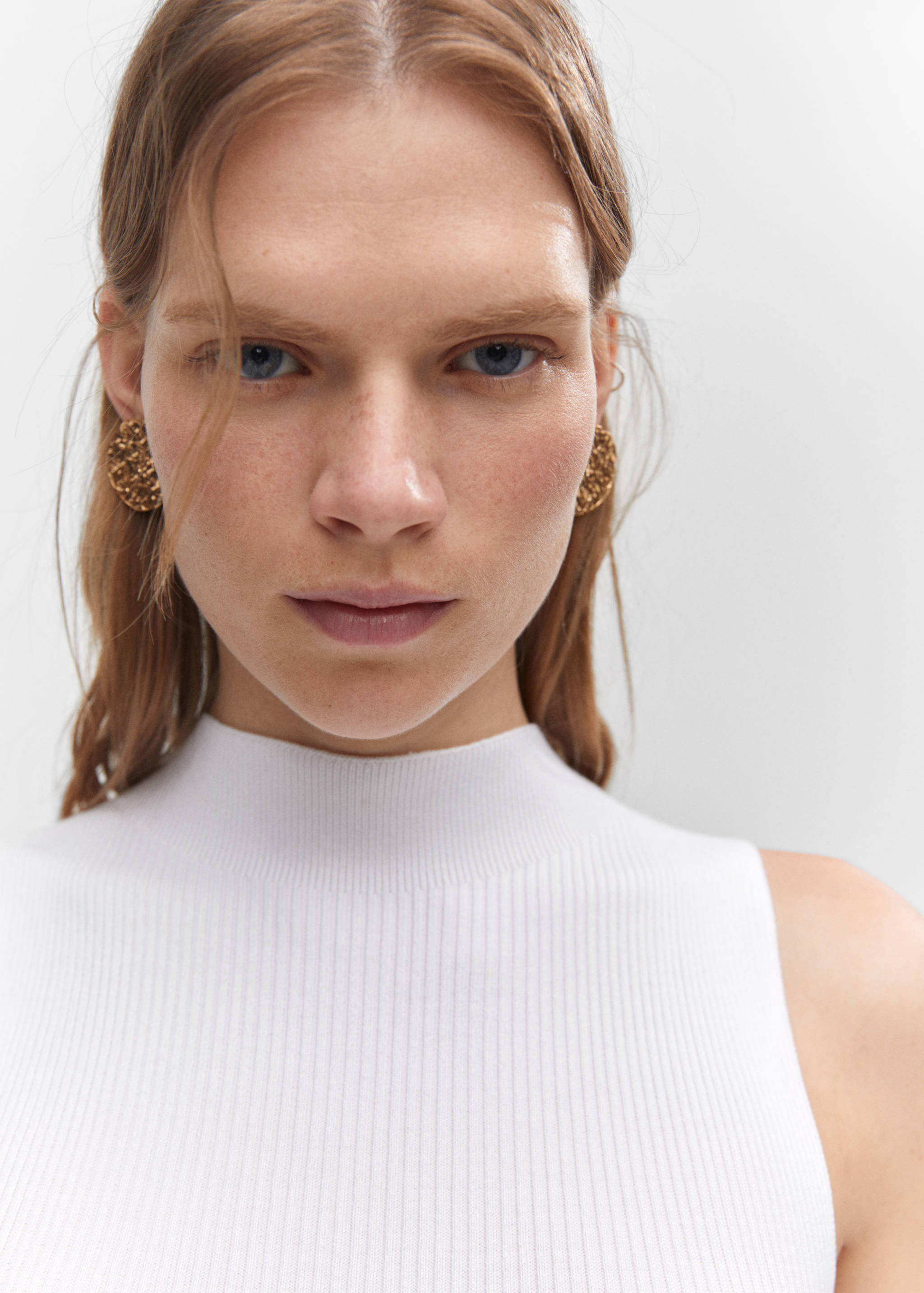 Ribbed knit dress with opening - Details of the article 1